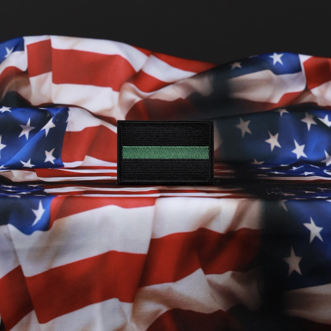 Drapeau à rayures vertes militaires