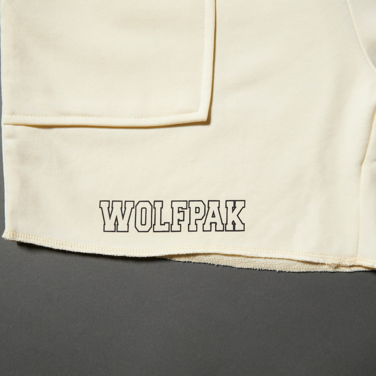 Short universitaire pour homme couleur crème