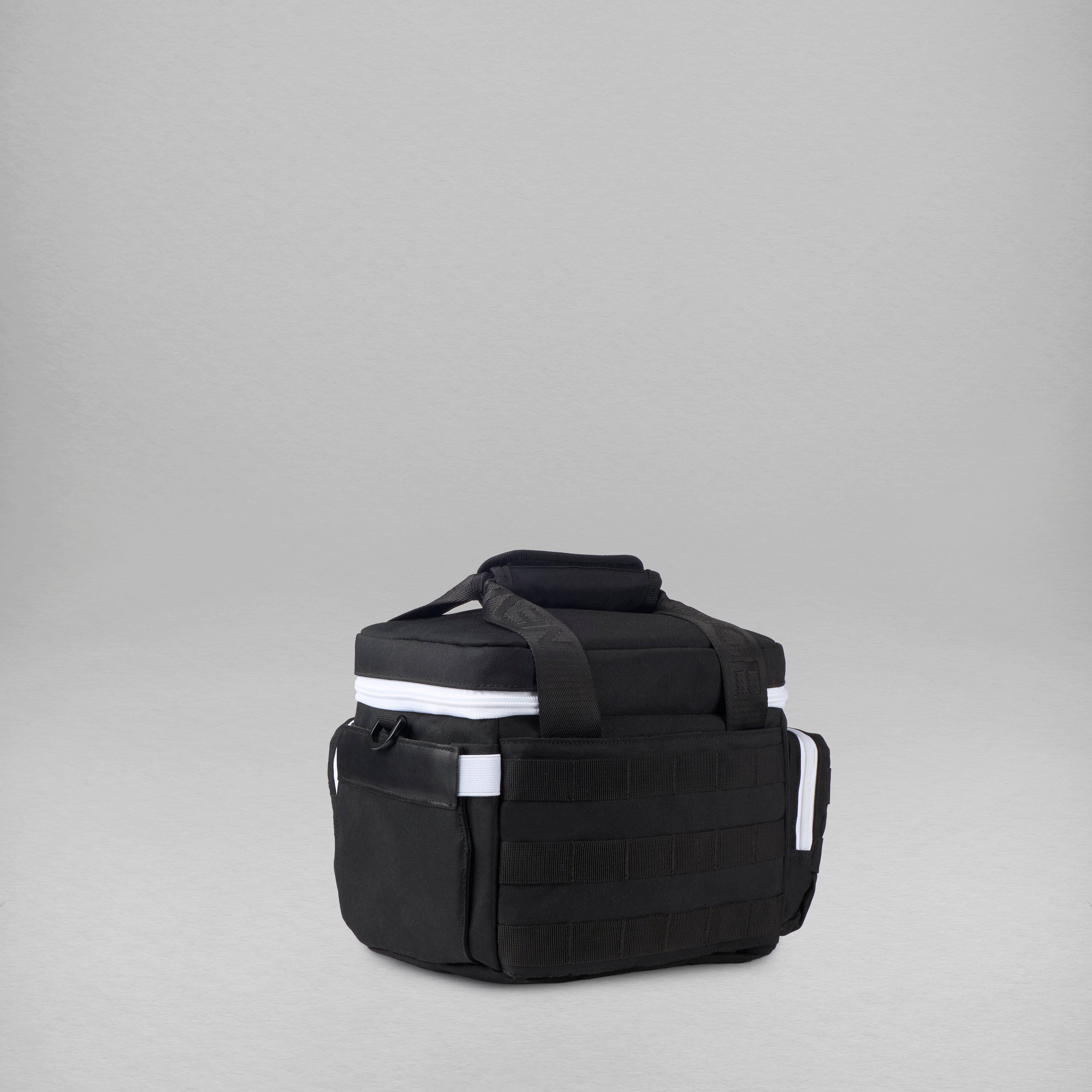 Mini Fiambrera Táctica 9L Alpha Negra con Detalles Blancos