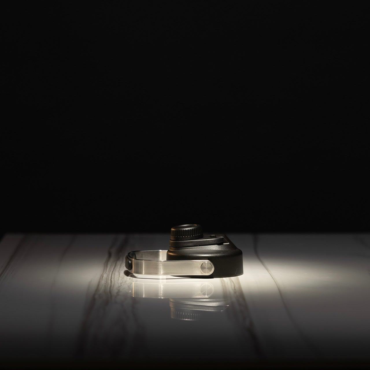 Flacon de 64 oz avec lettres noires et rouges