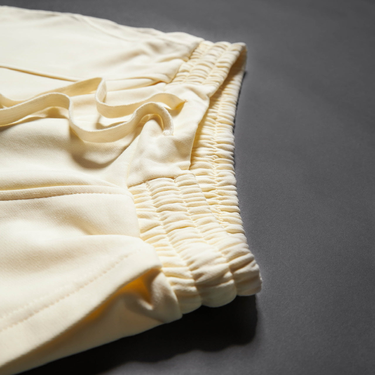 Short universitaire pour homme couleur crème