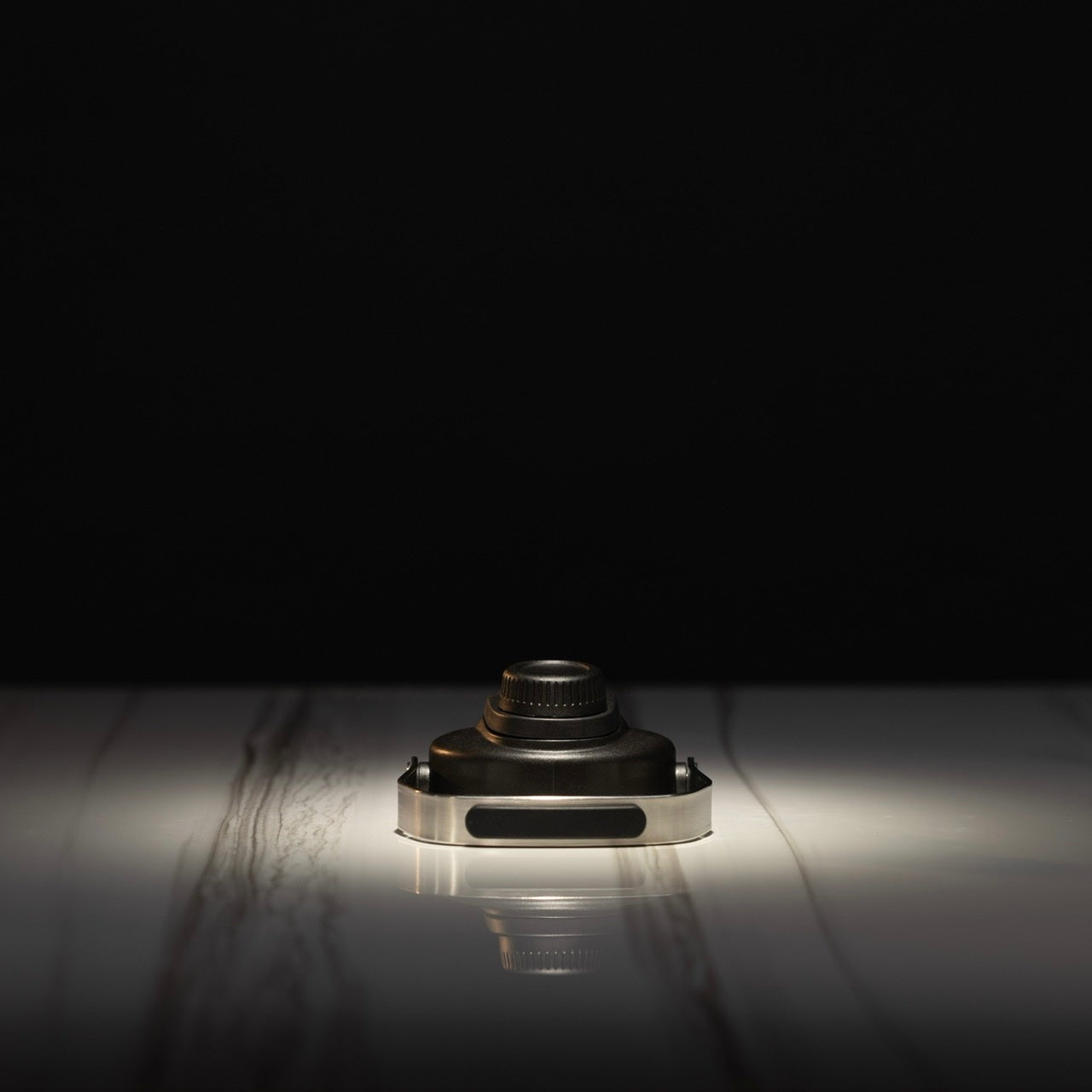 Flacon de 64 oz avec lettres noires et rouges