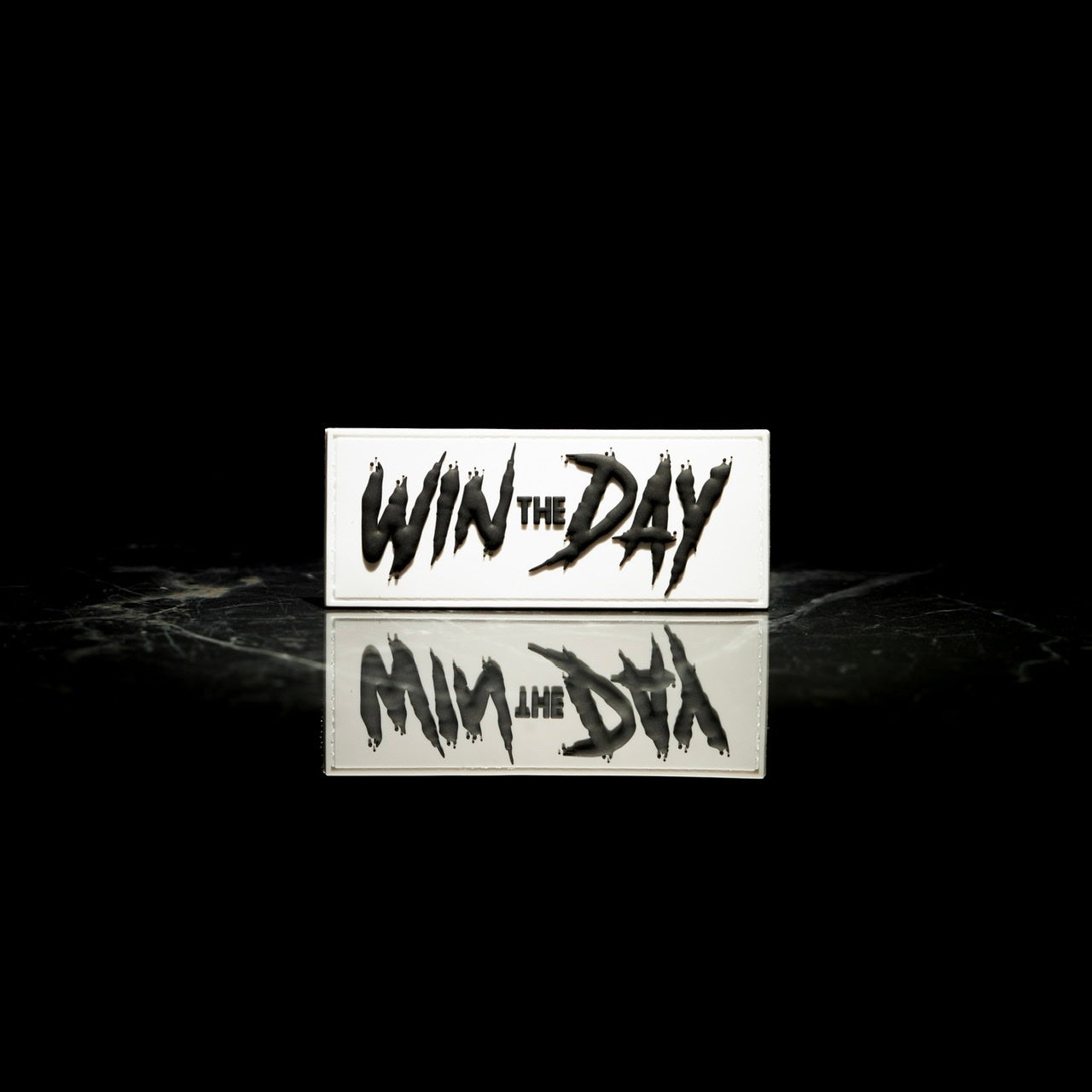 WIN THE DAY Streifen Arktisweiß mit Schwarz