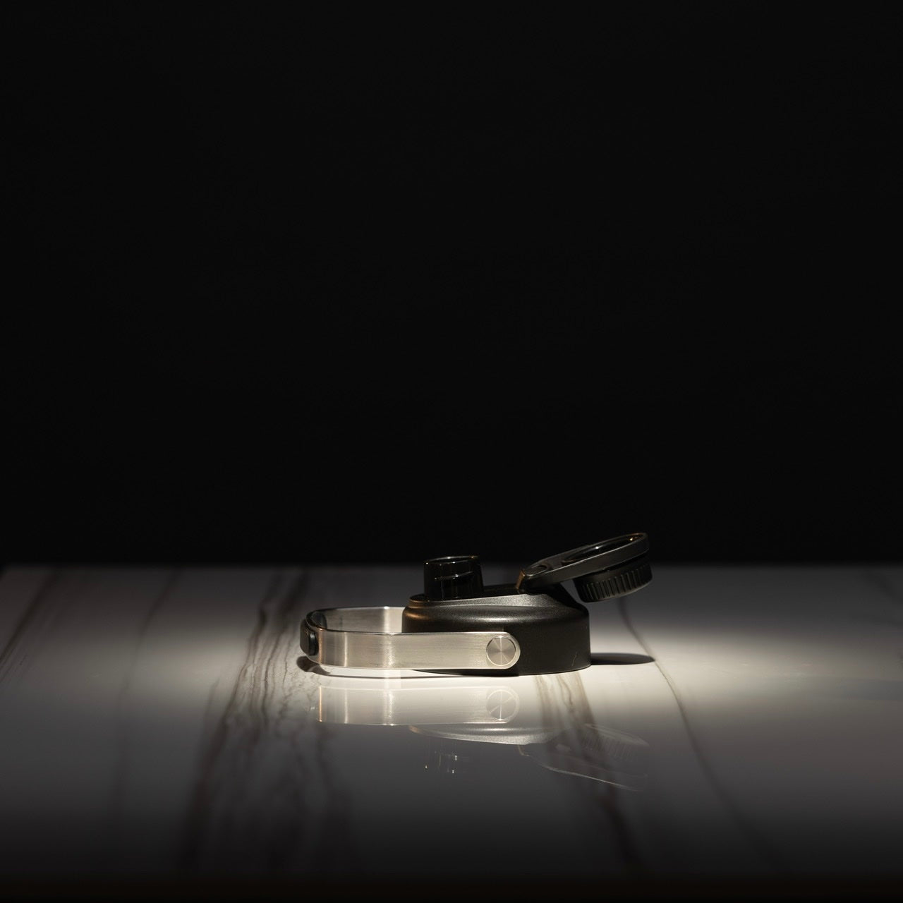 Flacon de 64 oz avec lettres noires et roses