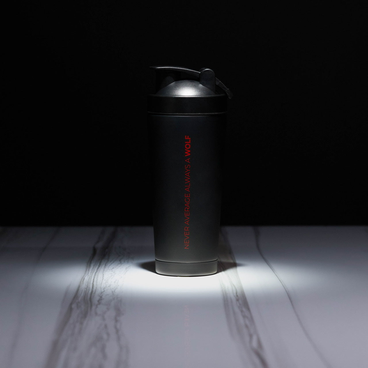 Shaker noir à venin rouge