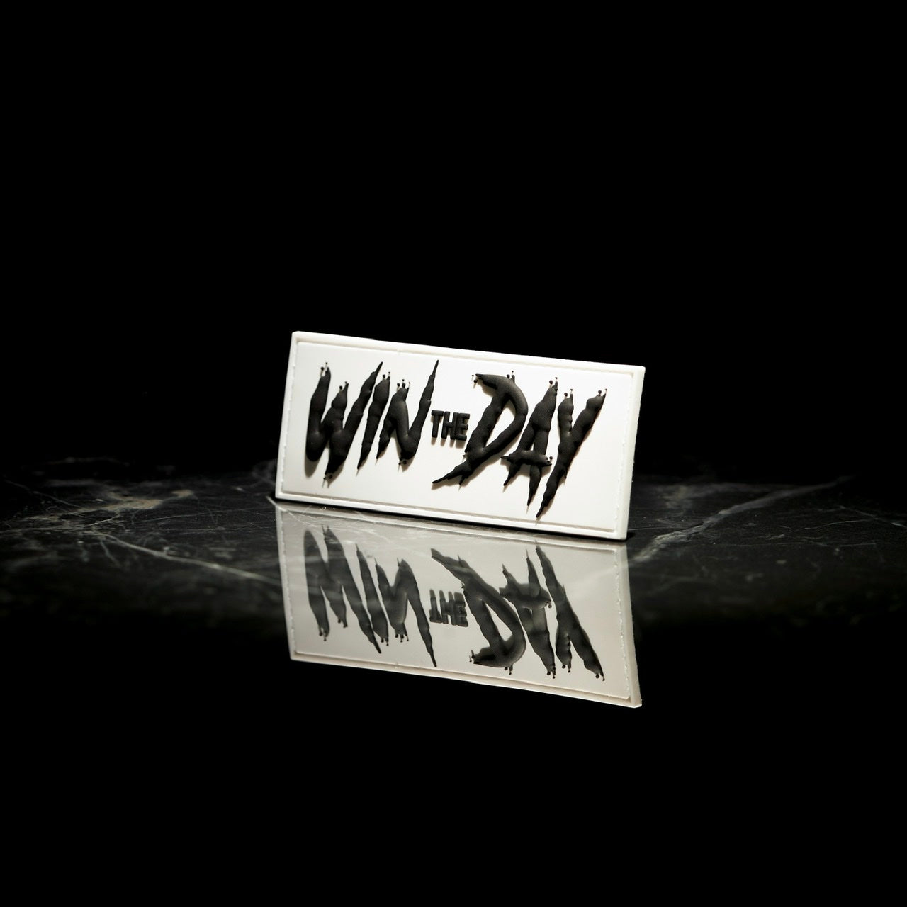 WIN THE DAY Streifen Arktisweiß mit Schwarz