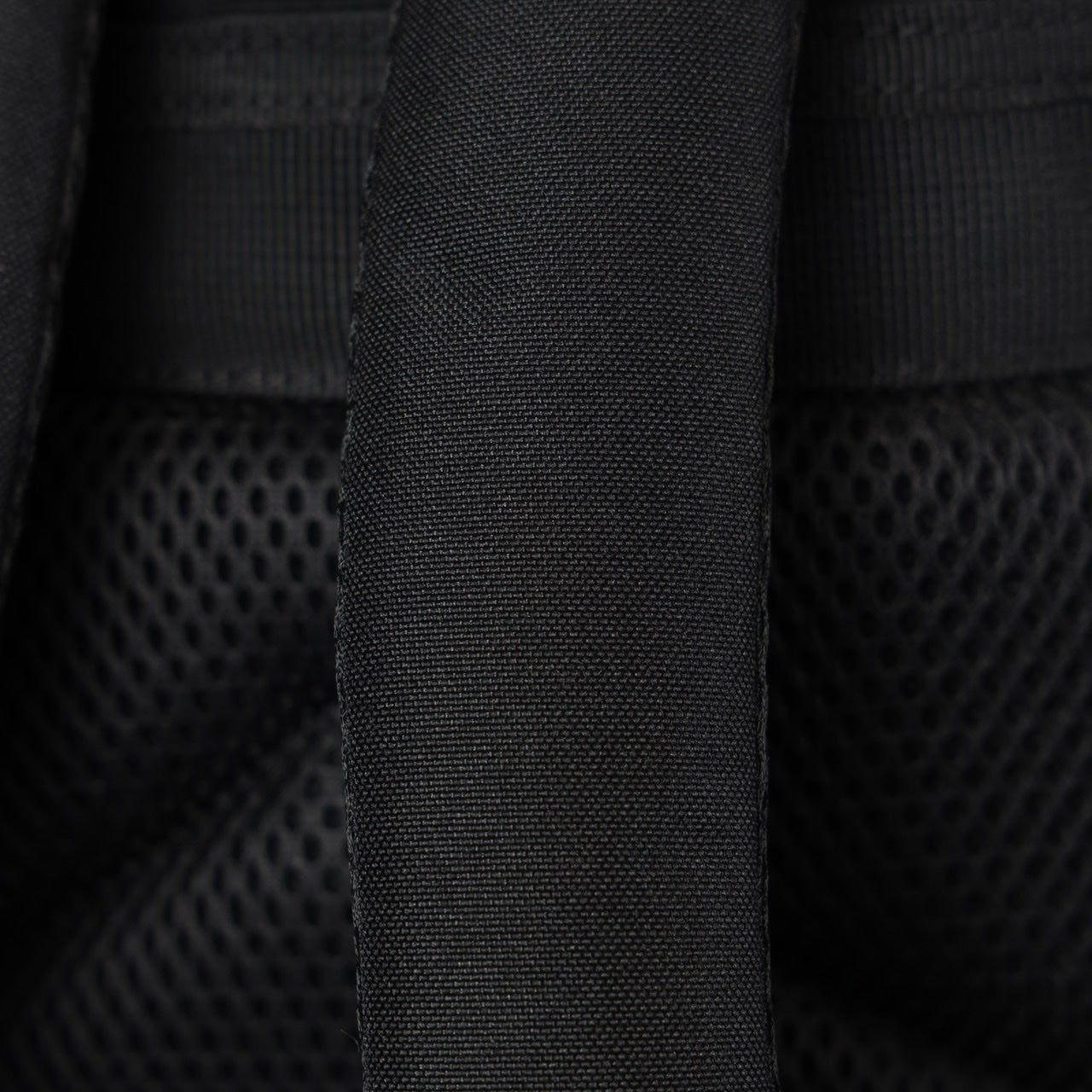 Sac à dos Mini Alpha 9L avec accents noirs et blancs