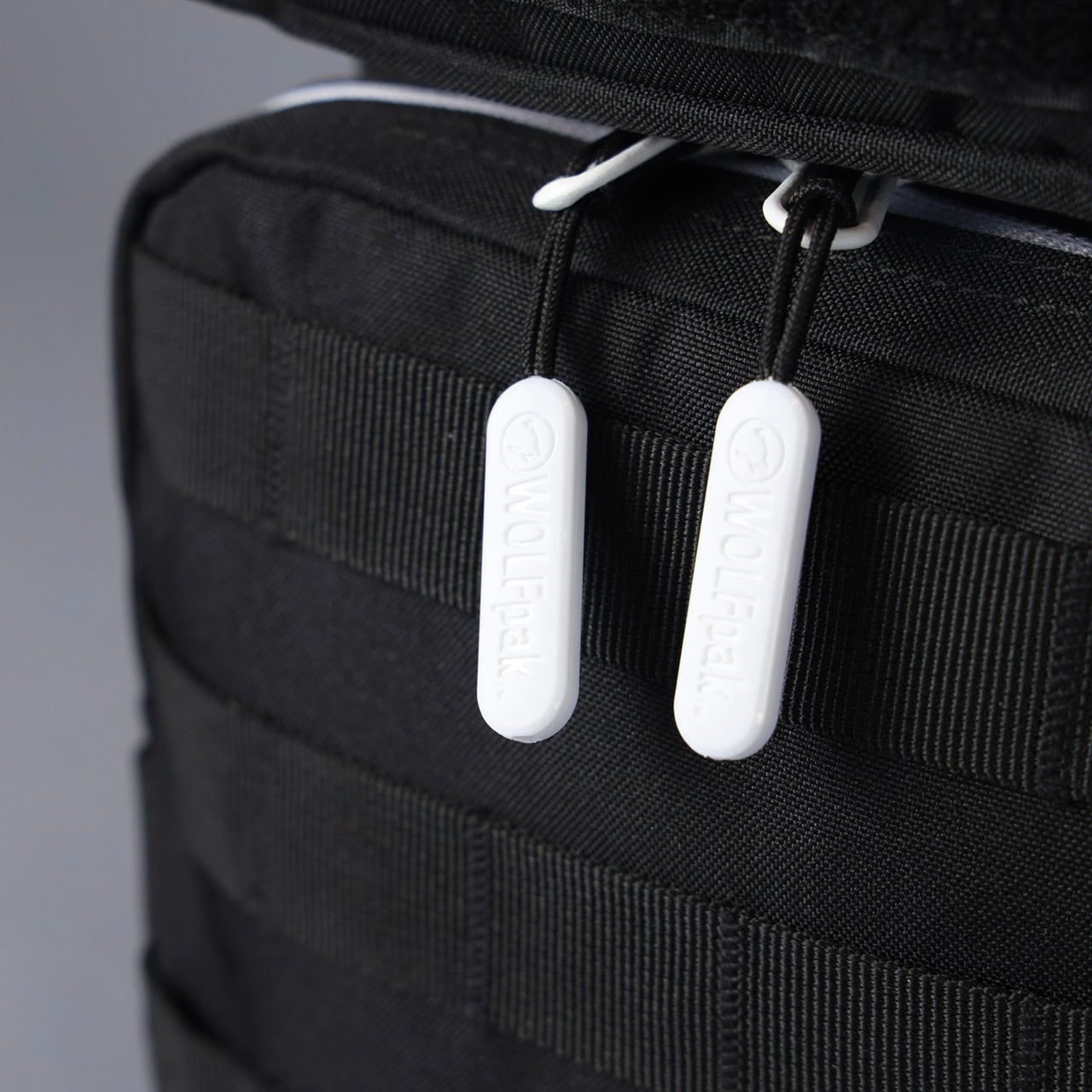 Sac à dos Mini Alpha 9L avec accents noirs et blancs