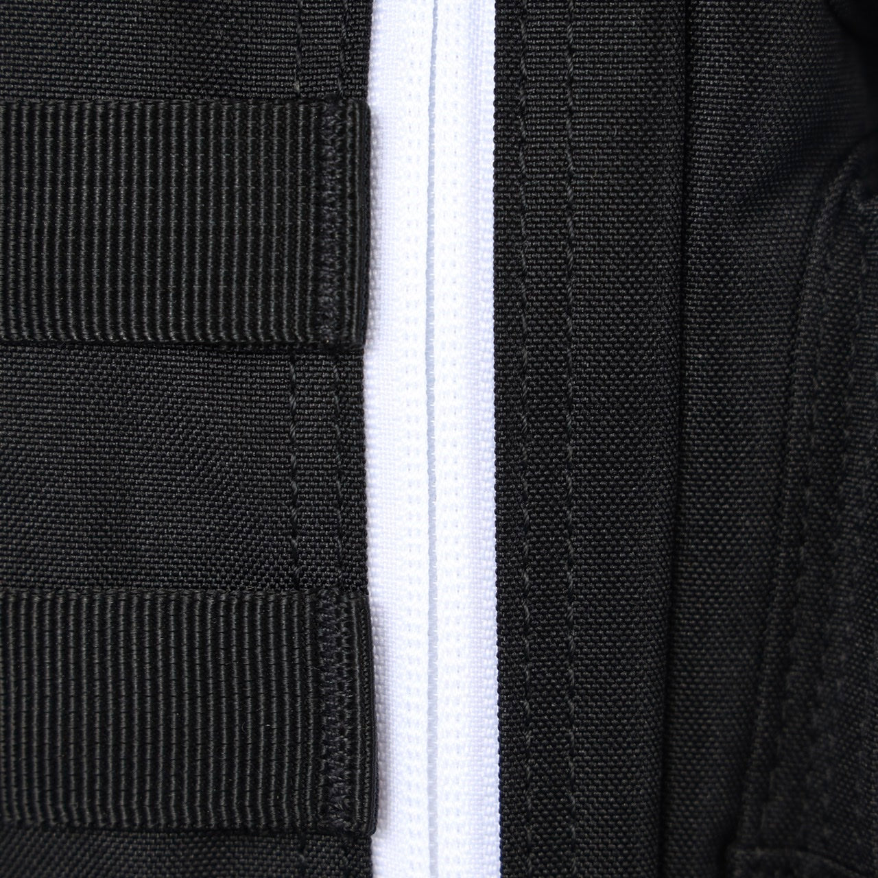 Sac à dos Mini Alpha 9L avec accents noirs et blancs