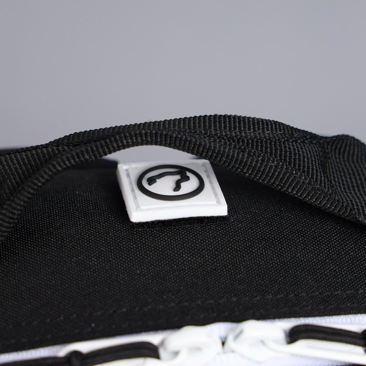 Sac à dos Mini Alpha 9L avec accents noirs et blancs