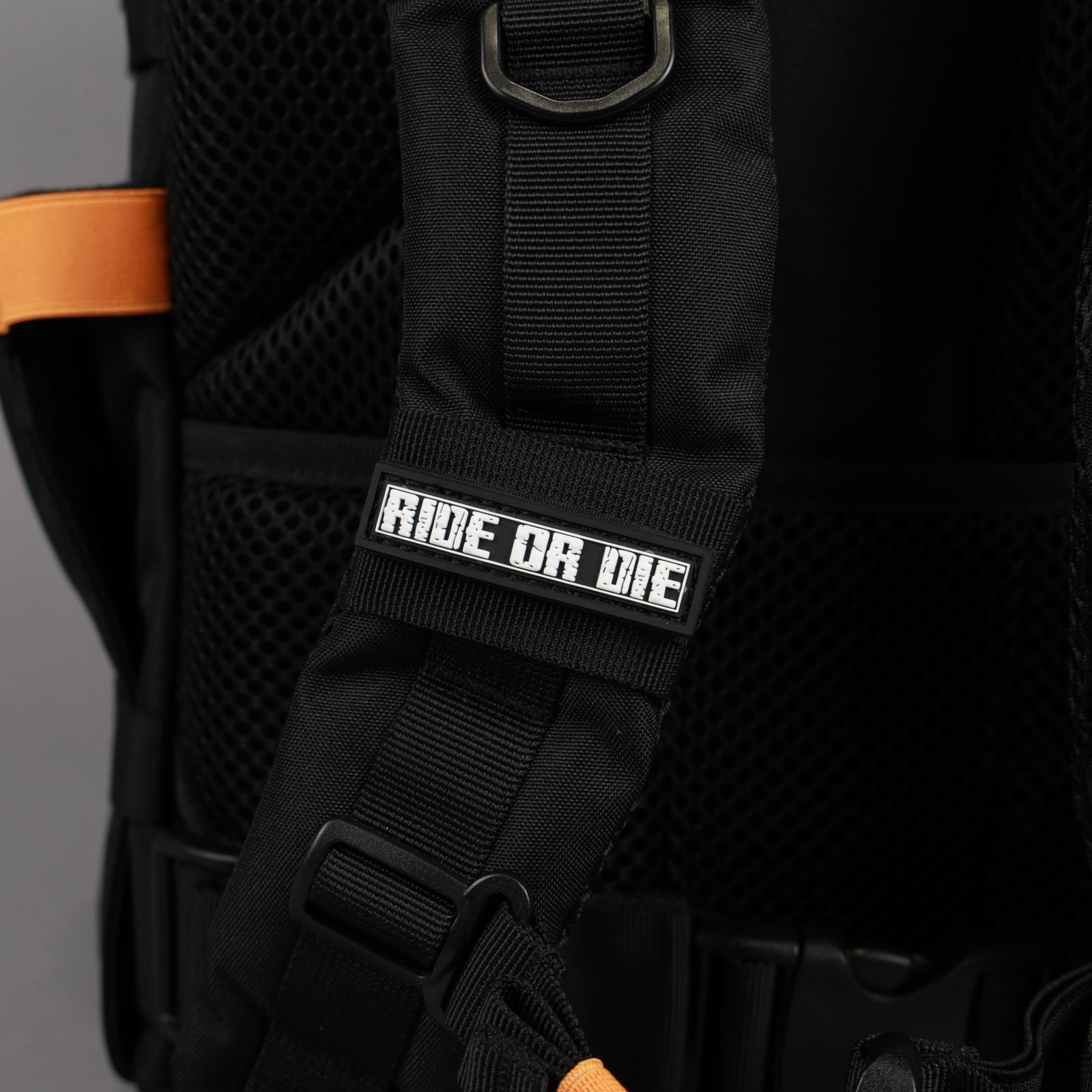 Mochila Alpha de 45 litros en negro con detalles en naranja y blanco