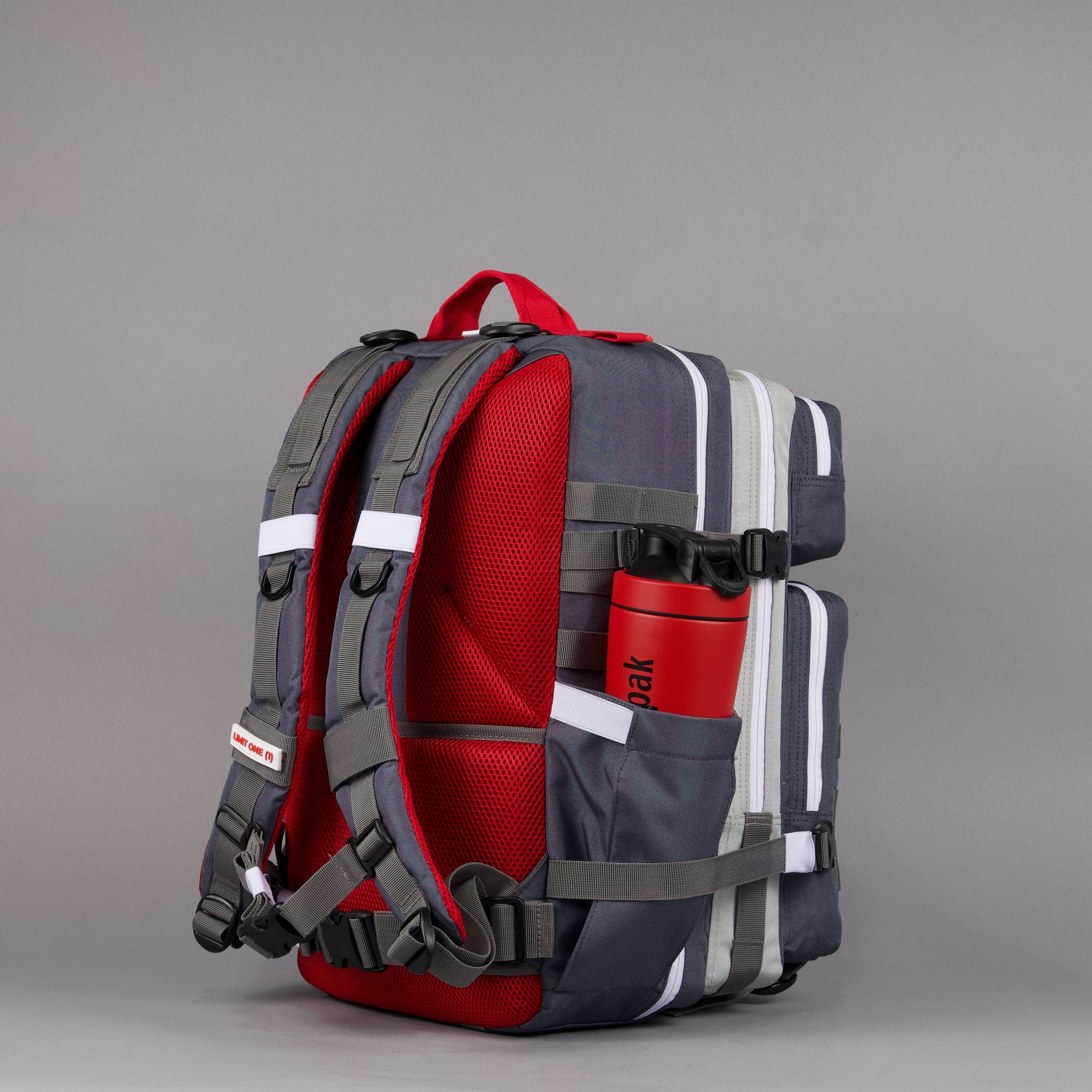 Mochila de 45 litros gris con detalles en rojo