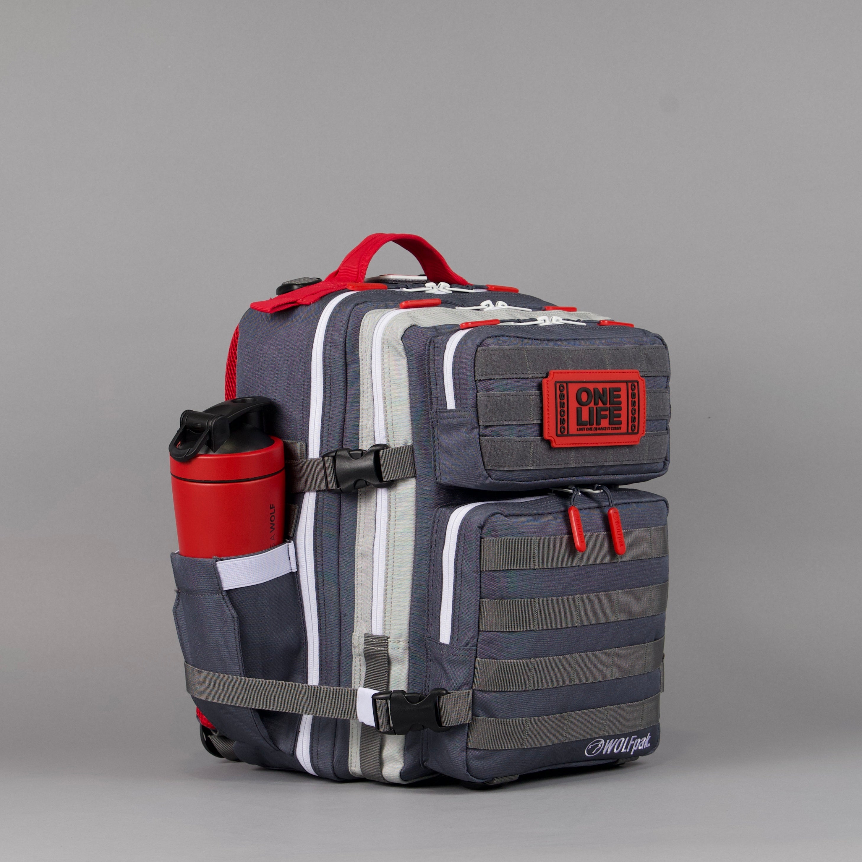 Mochila de 25 litros gris con detalles en rojo 