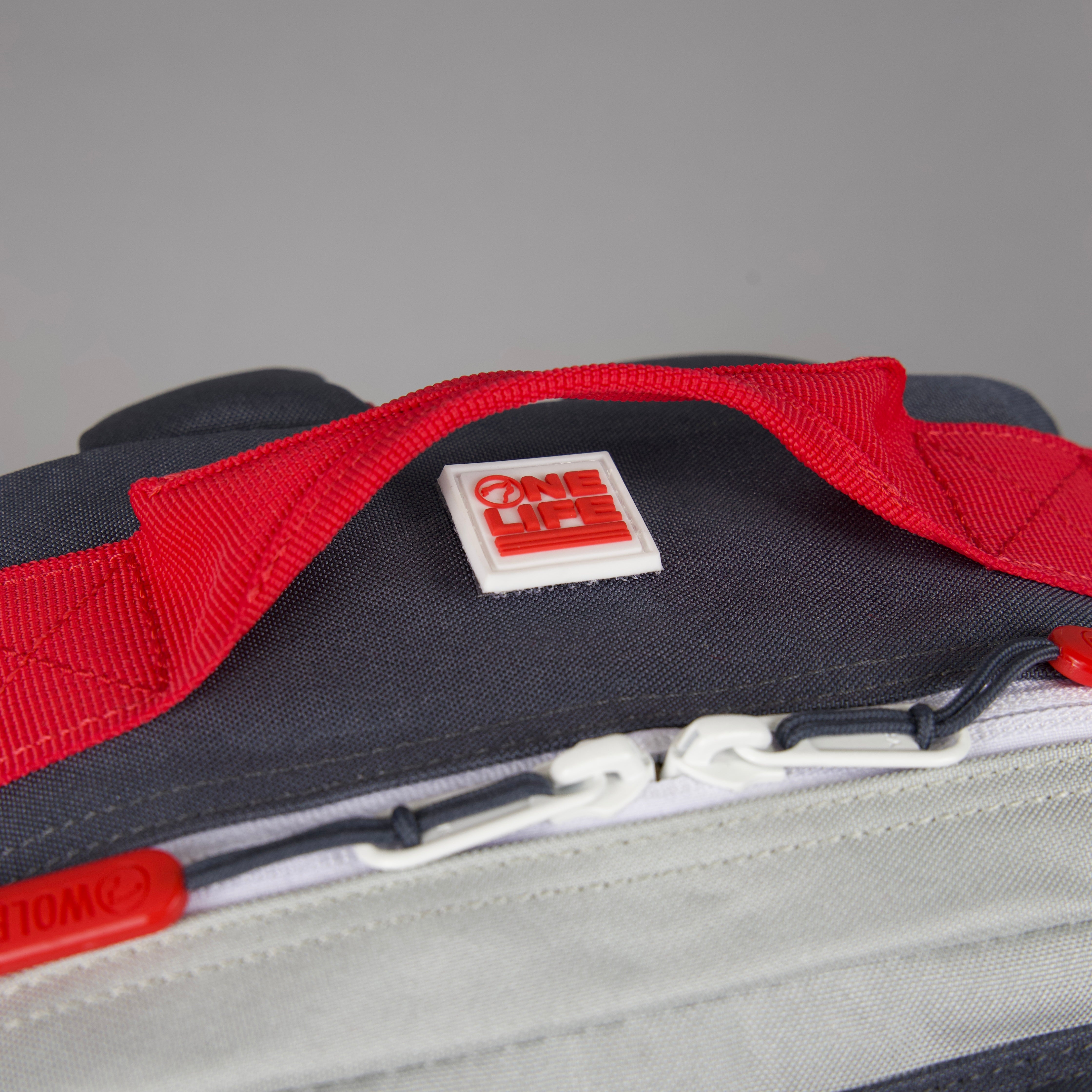 Mochila 9L Mini Gris con Detalles Rojos