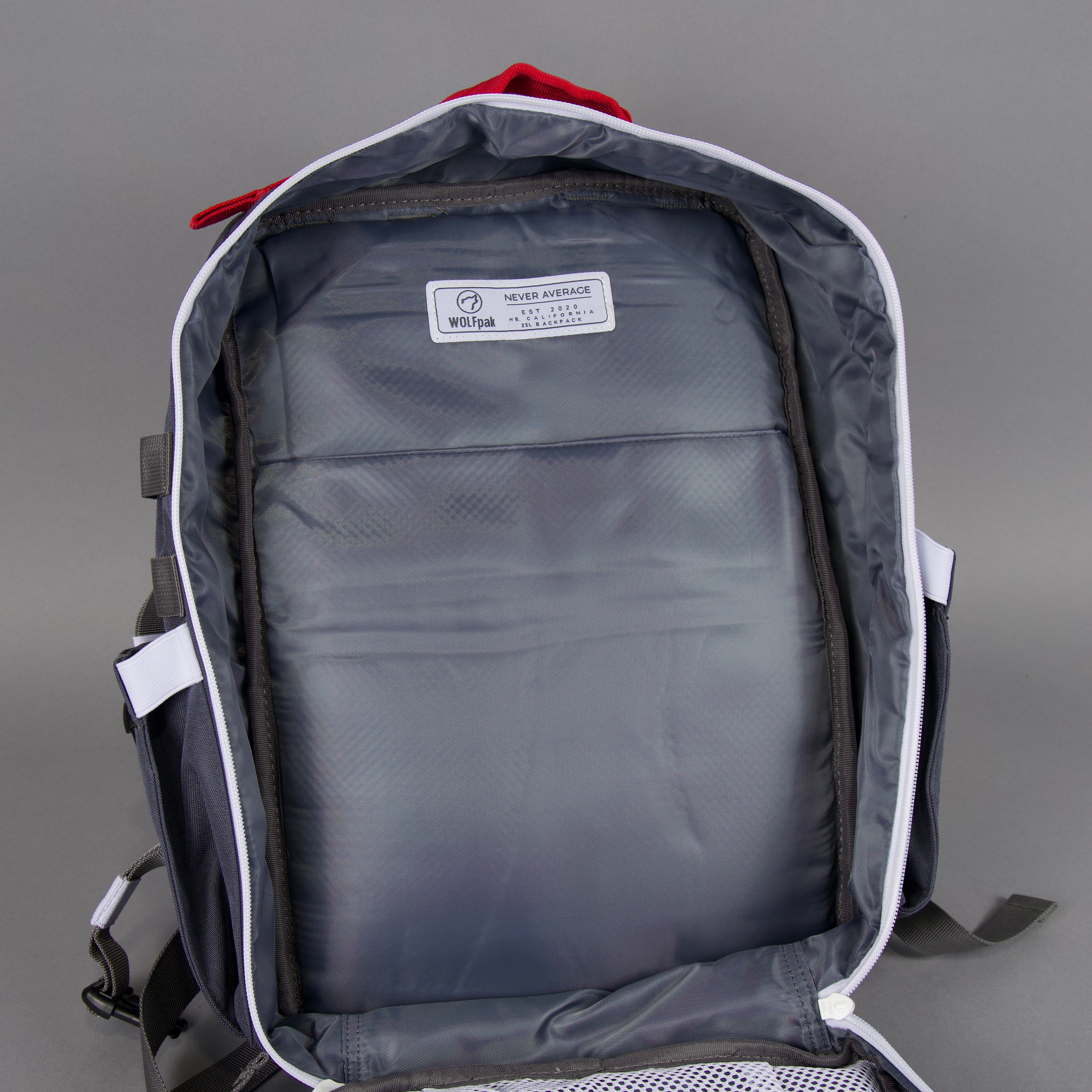 Mochila de 25 litros gris con detalles en rojo 