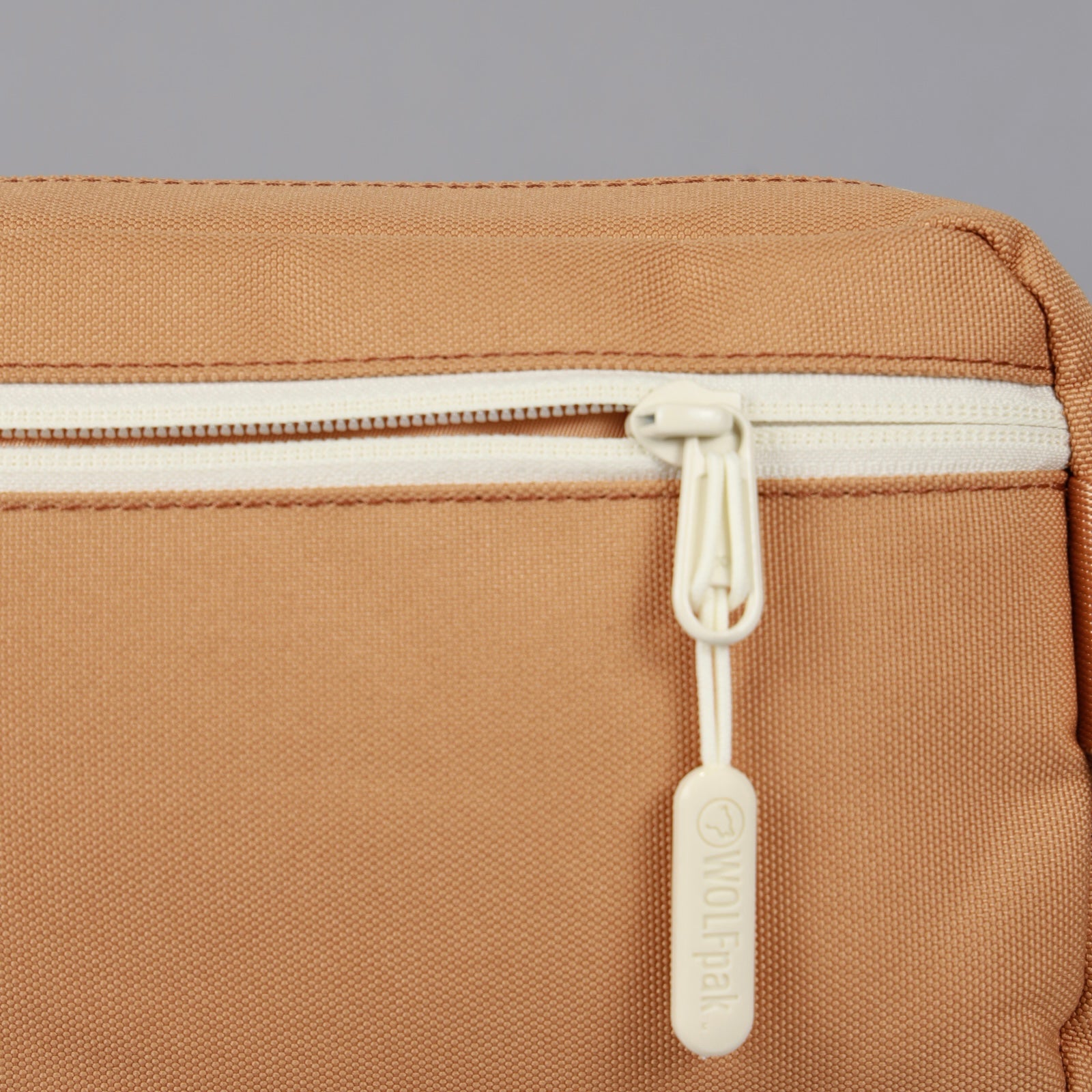 1.5L Crossbody Pack Bombshell Sportswear Caramel