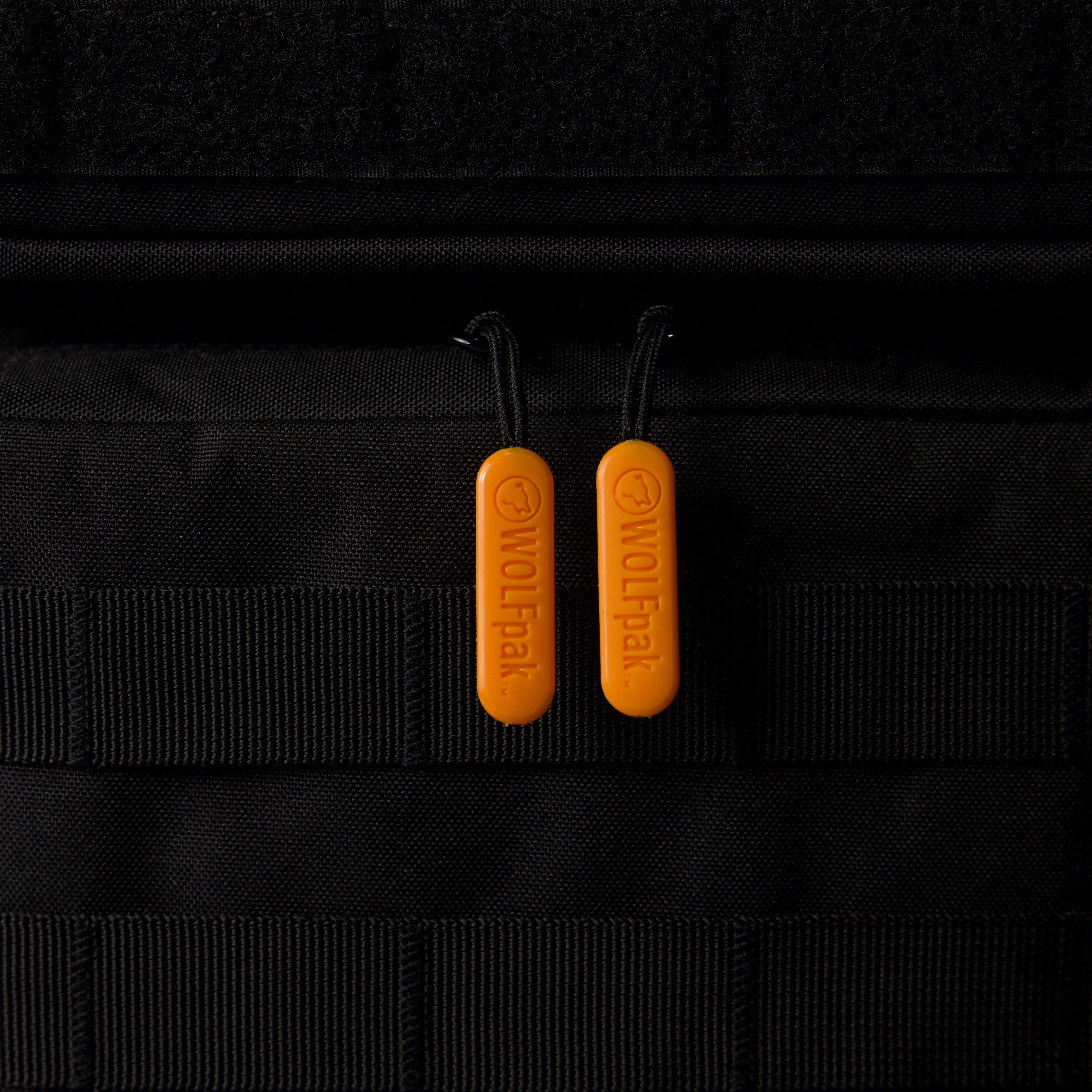 Mochila Alpha de 35 litros en negro con detalles en naranja y blanco