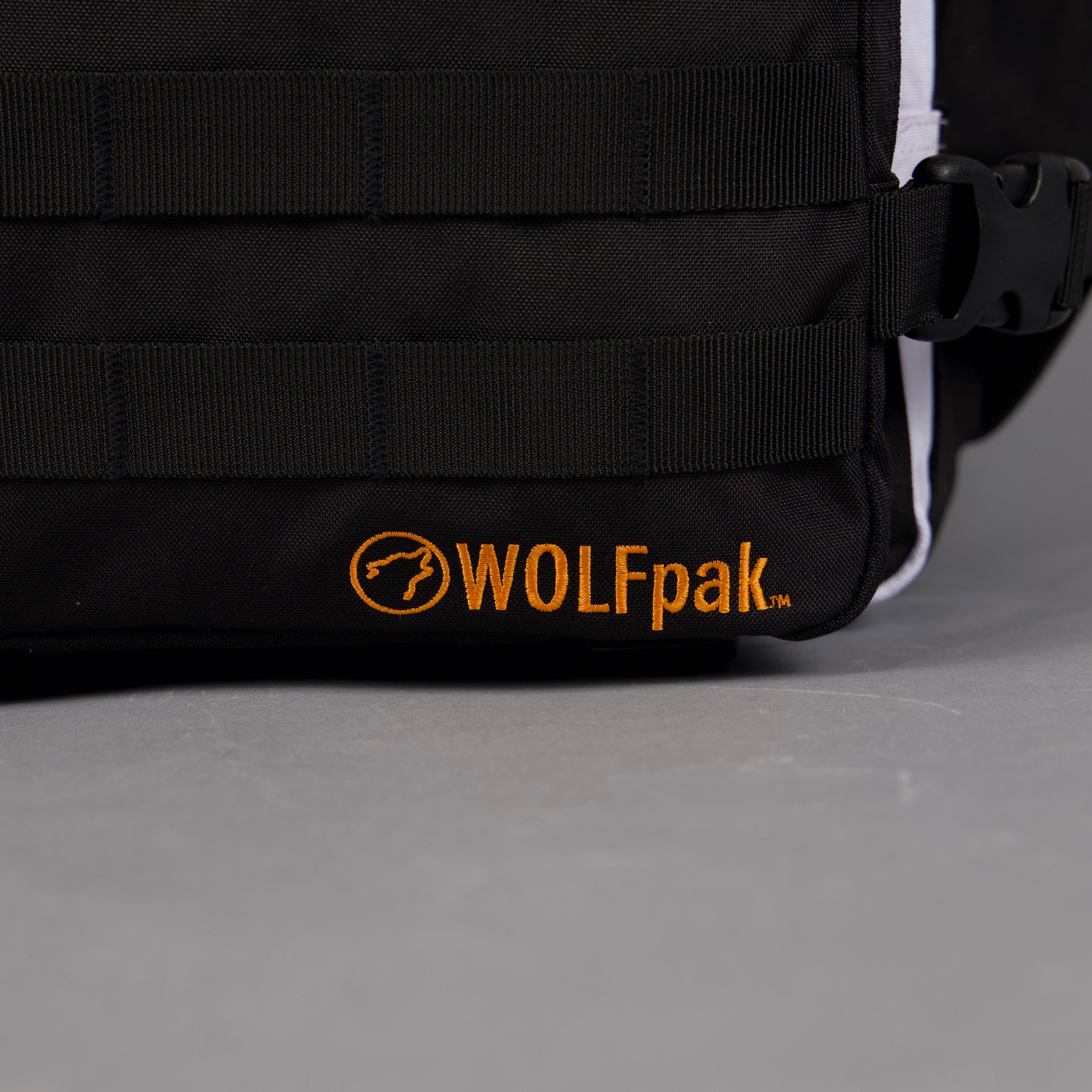 Mochila de 25 L Alpha Black con detalles en naranja y blanco 