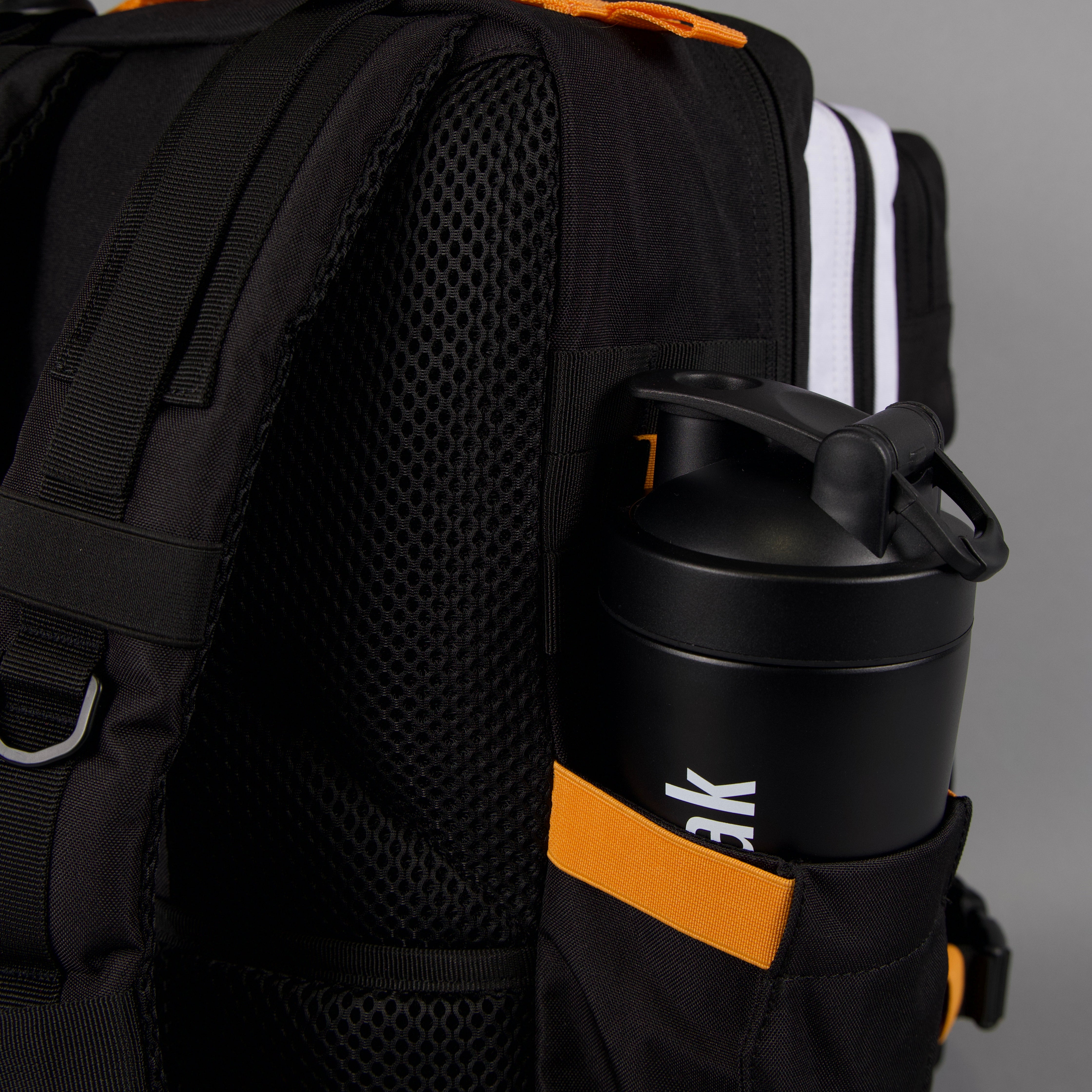 Mochila Alpha de 45 litros en negro con detalles en naranja y blanco