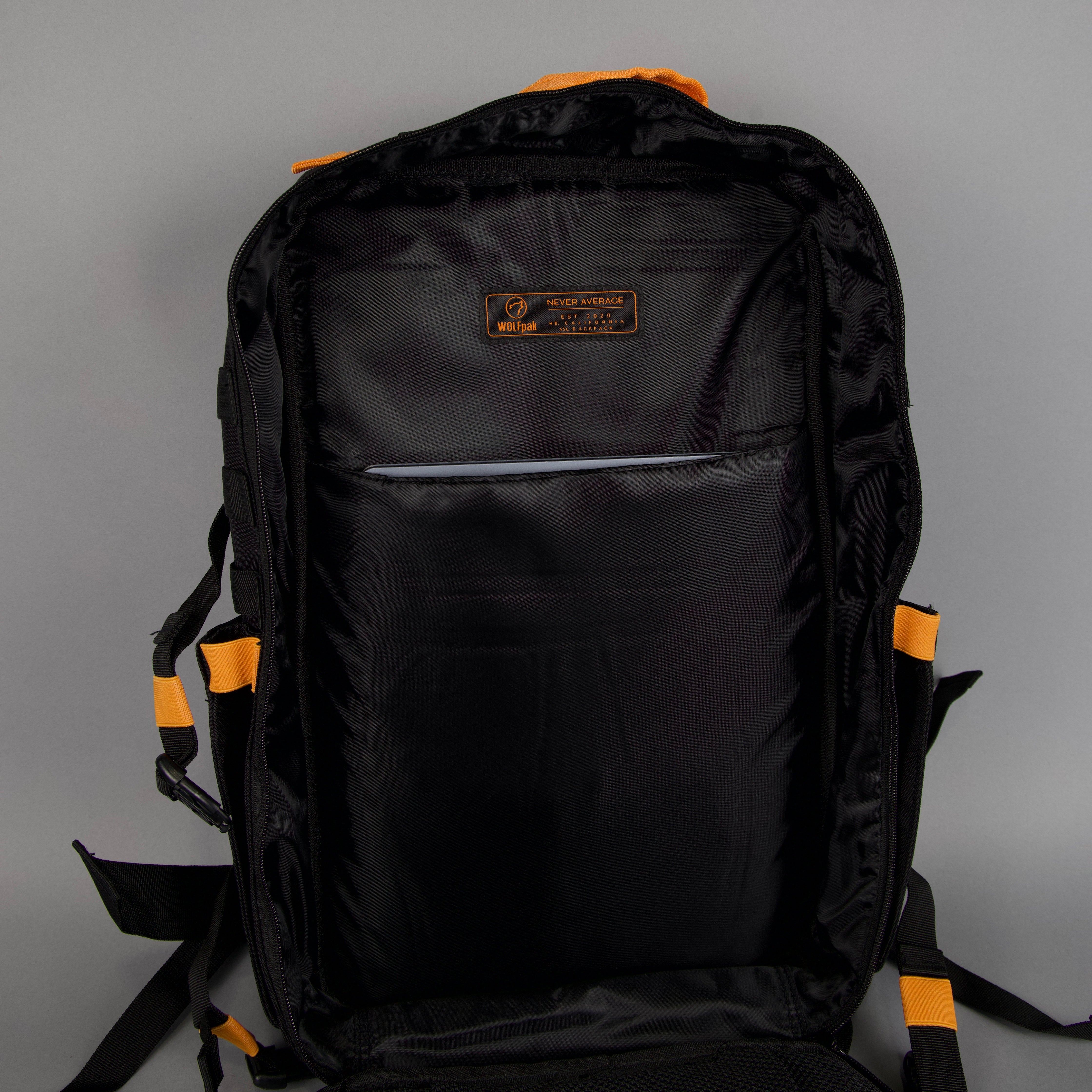 Mochila Alpha de 45 litros en negro con detalles en naranja y blanco