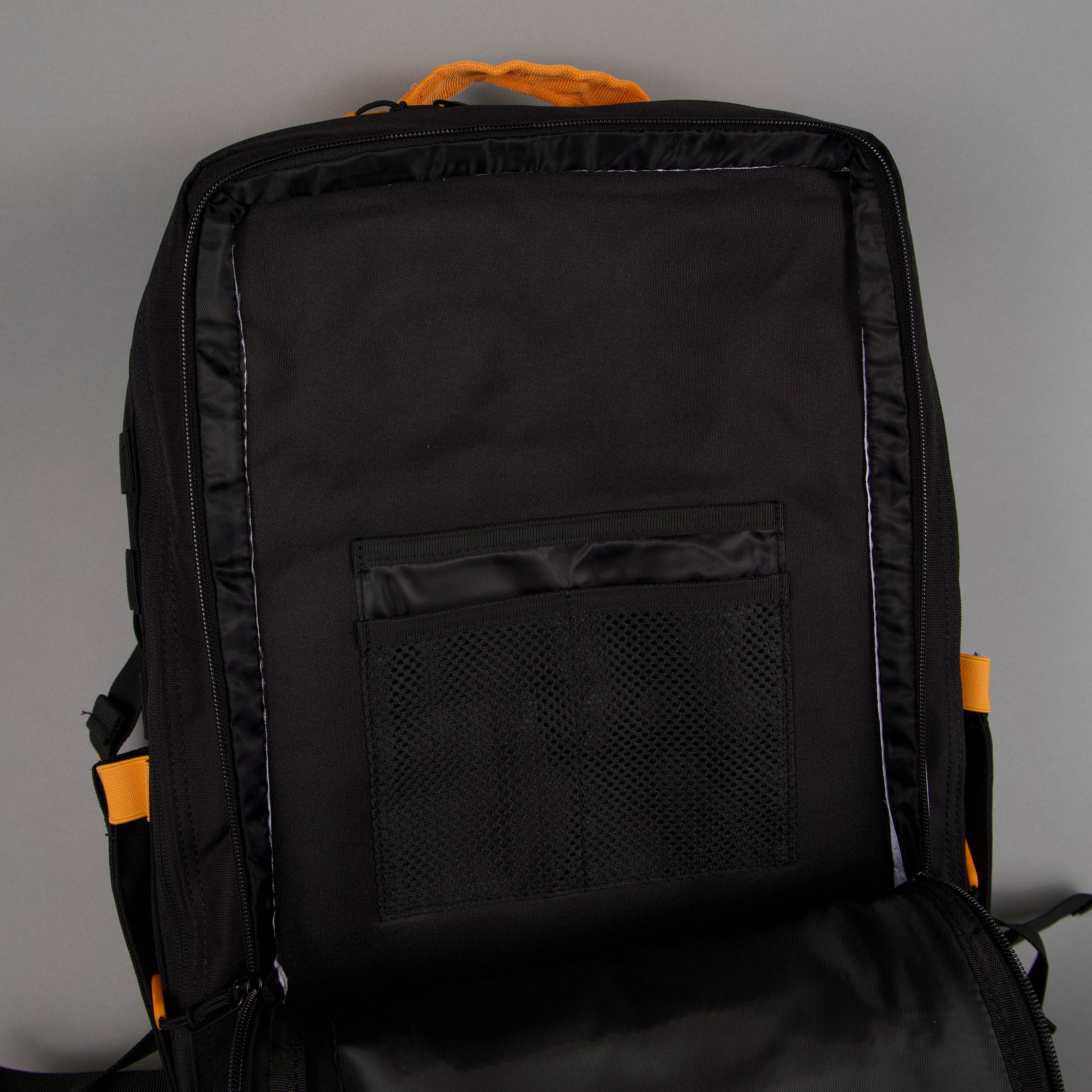 Mochila Alpha de 45 litros en negro con detalles en naranja y blanco