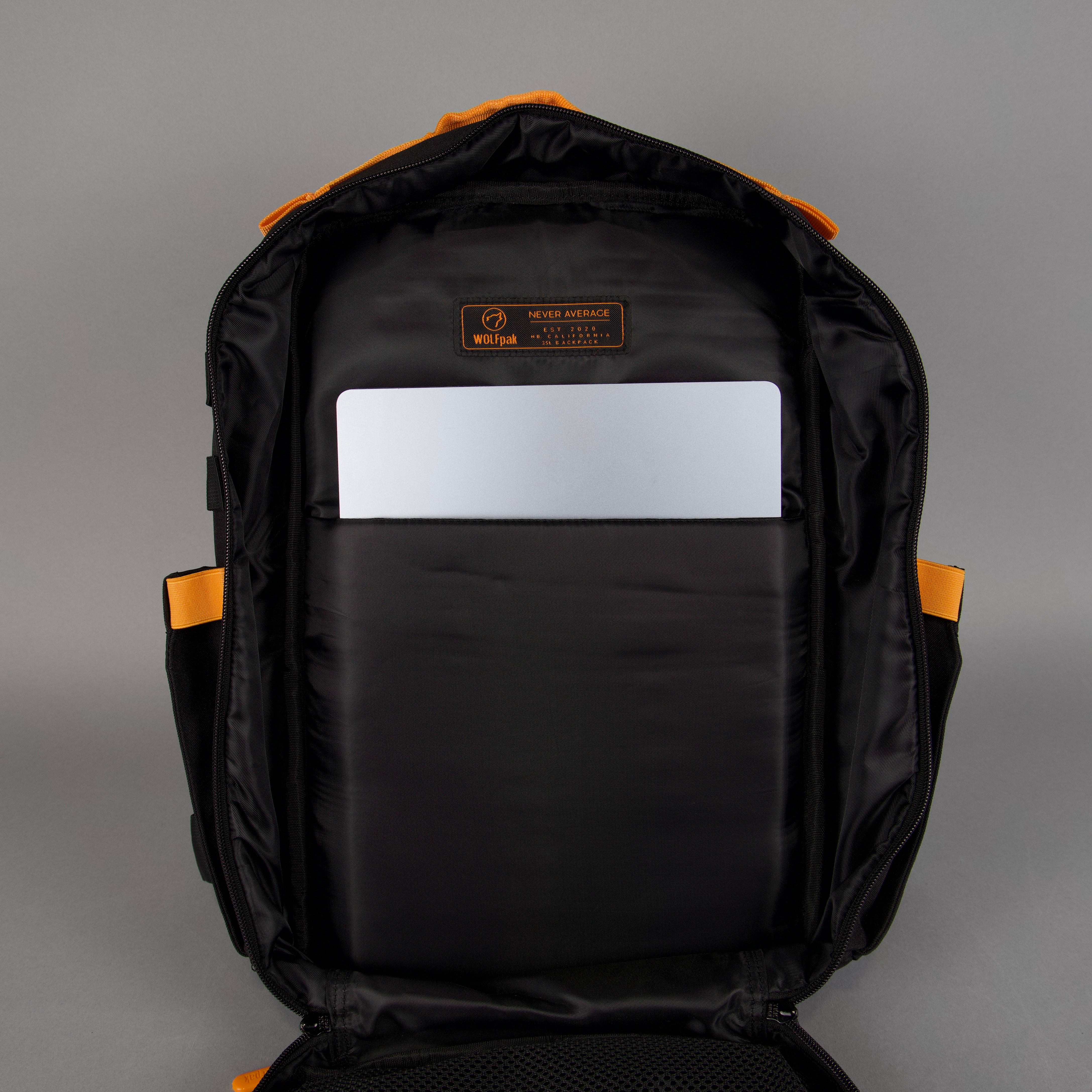 Mochila Alpha de 35 litros en negro con detalles en naranja y blanco