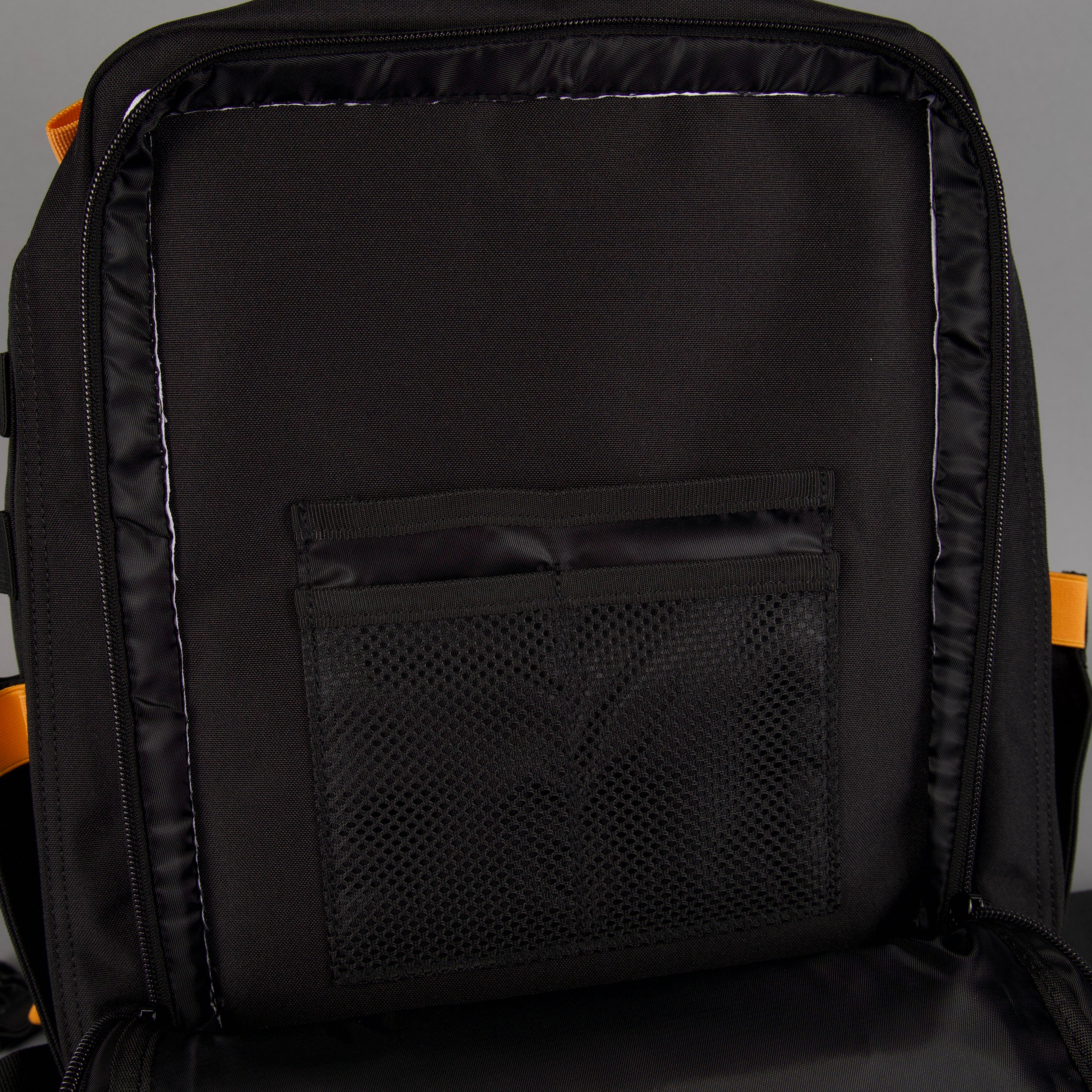 Mochila Alpha de 35 litros en negro con detalles en naranja y blanco