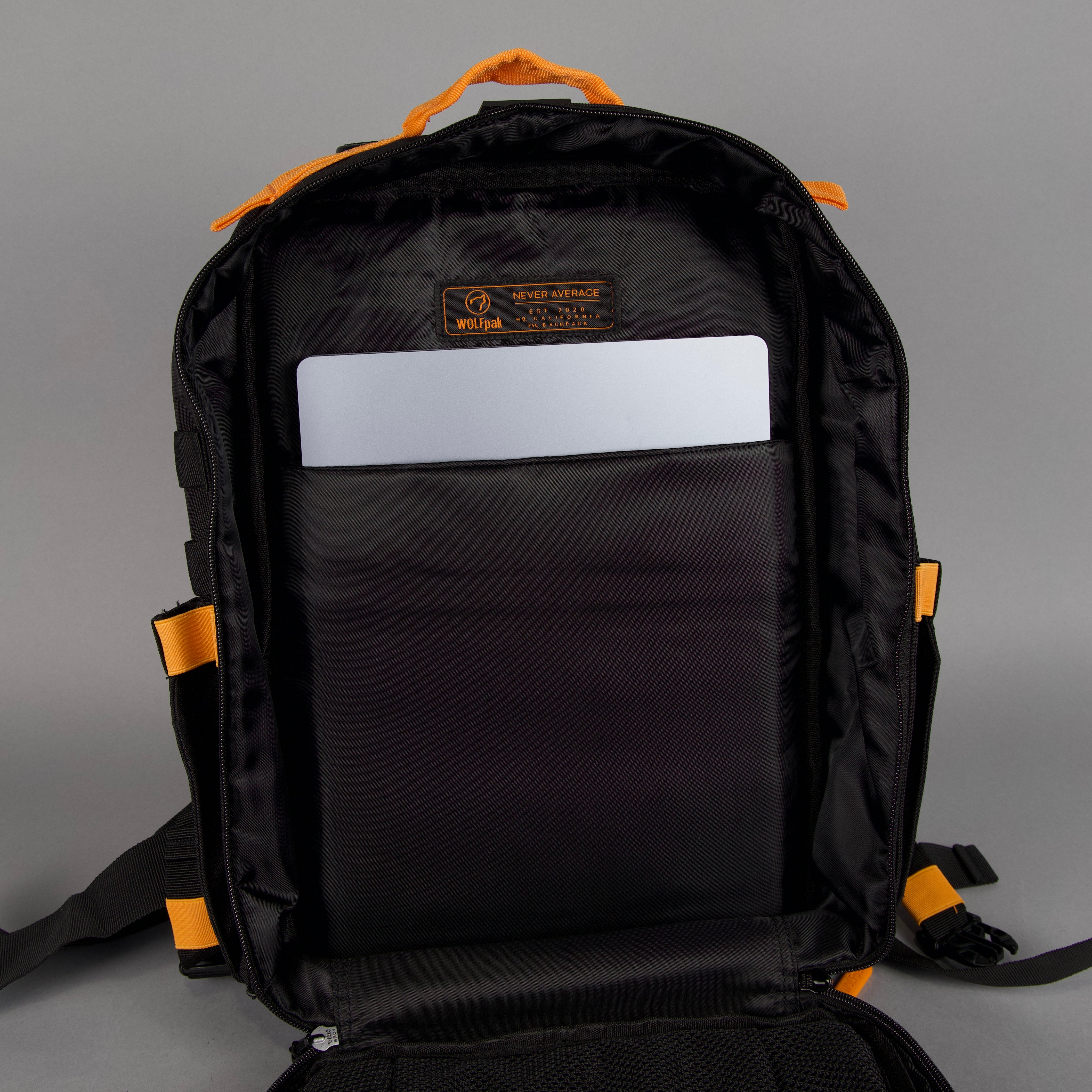 Mochila de 25 L Alpha Black con detalles en naranja y blanco 