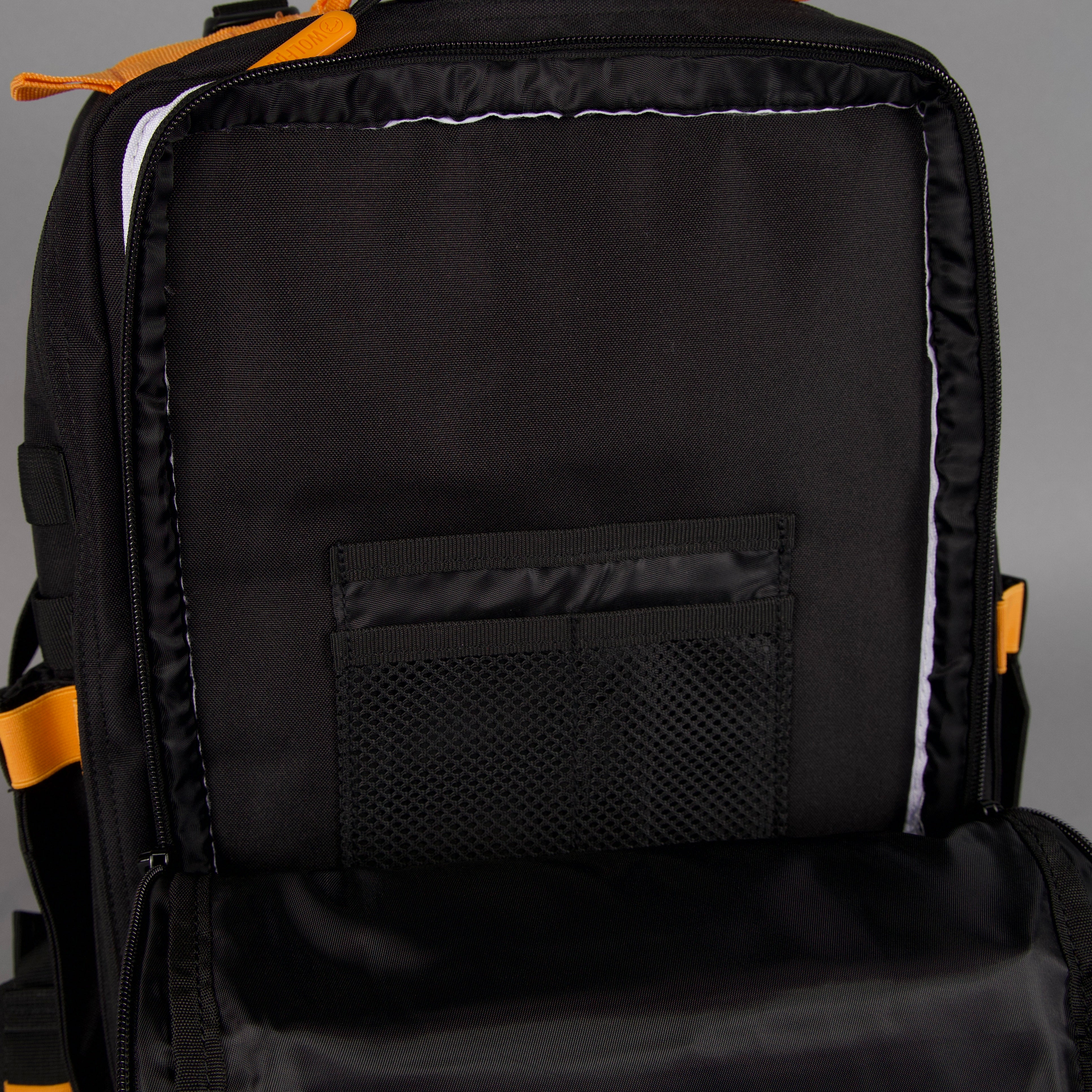 Mochila de 25 L Alpha Black con detalles en naranja y blanco 