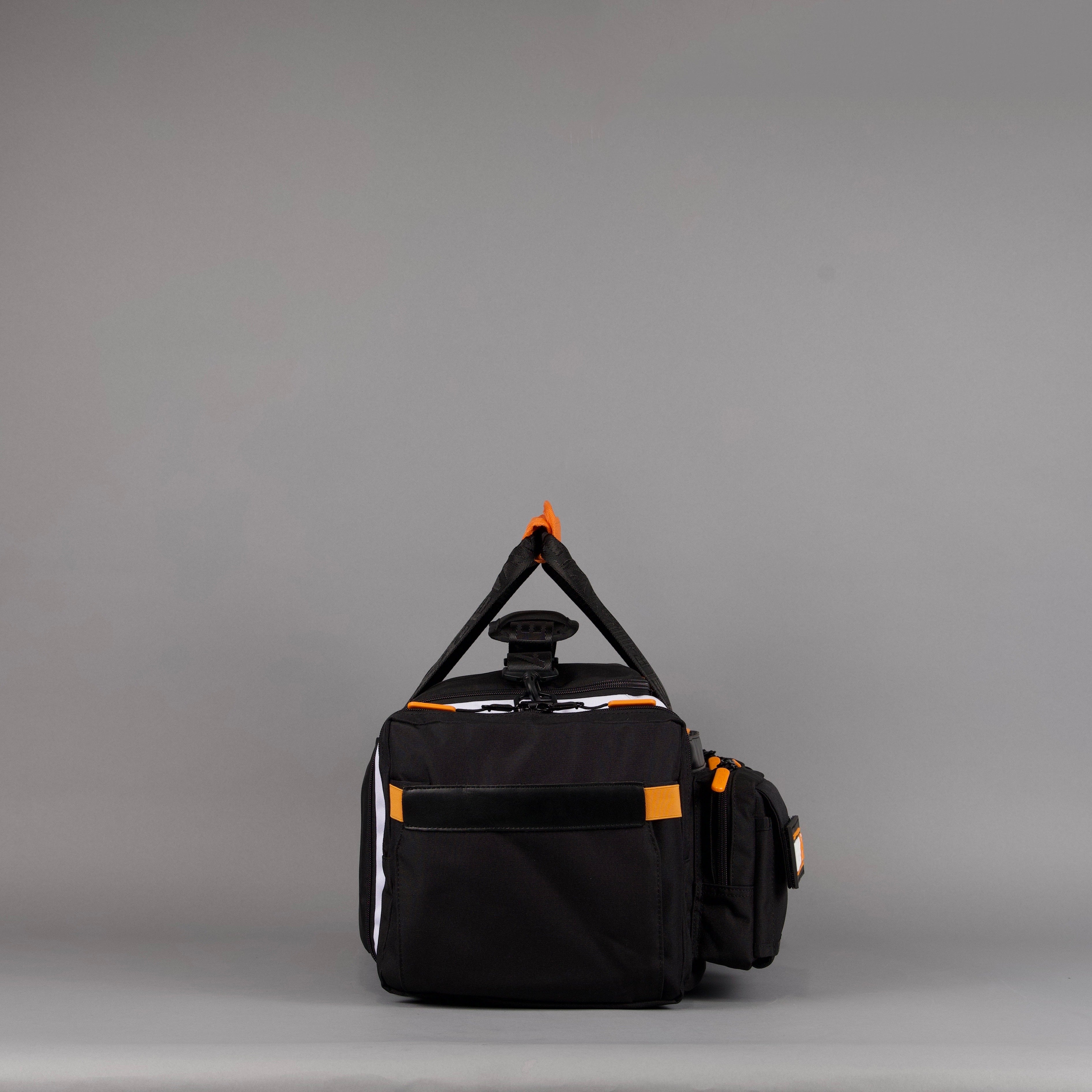 Bolsa de lona Ultimate de 30 L en negro Alpha con detalles en naranja y blanco