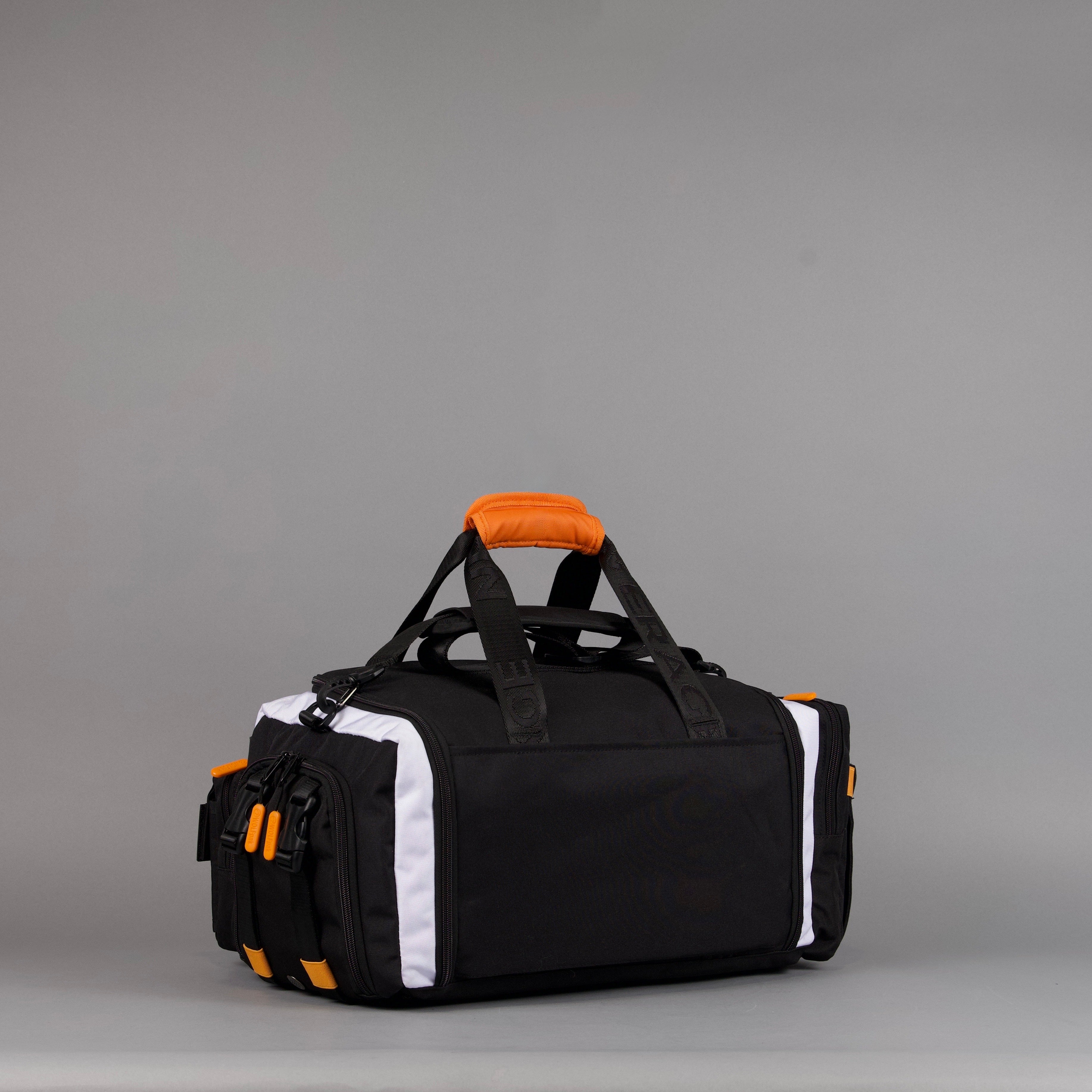 Bolsa de lona Ultimate de 30 L en negro Alpha con detalles en naranja y blanco