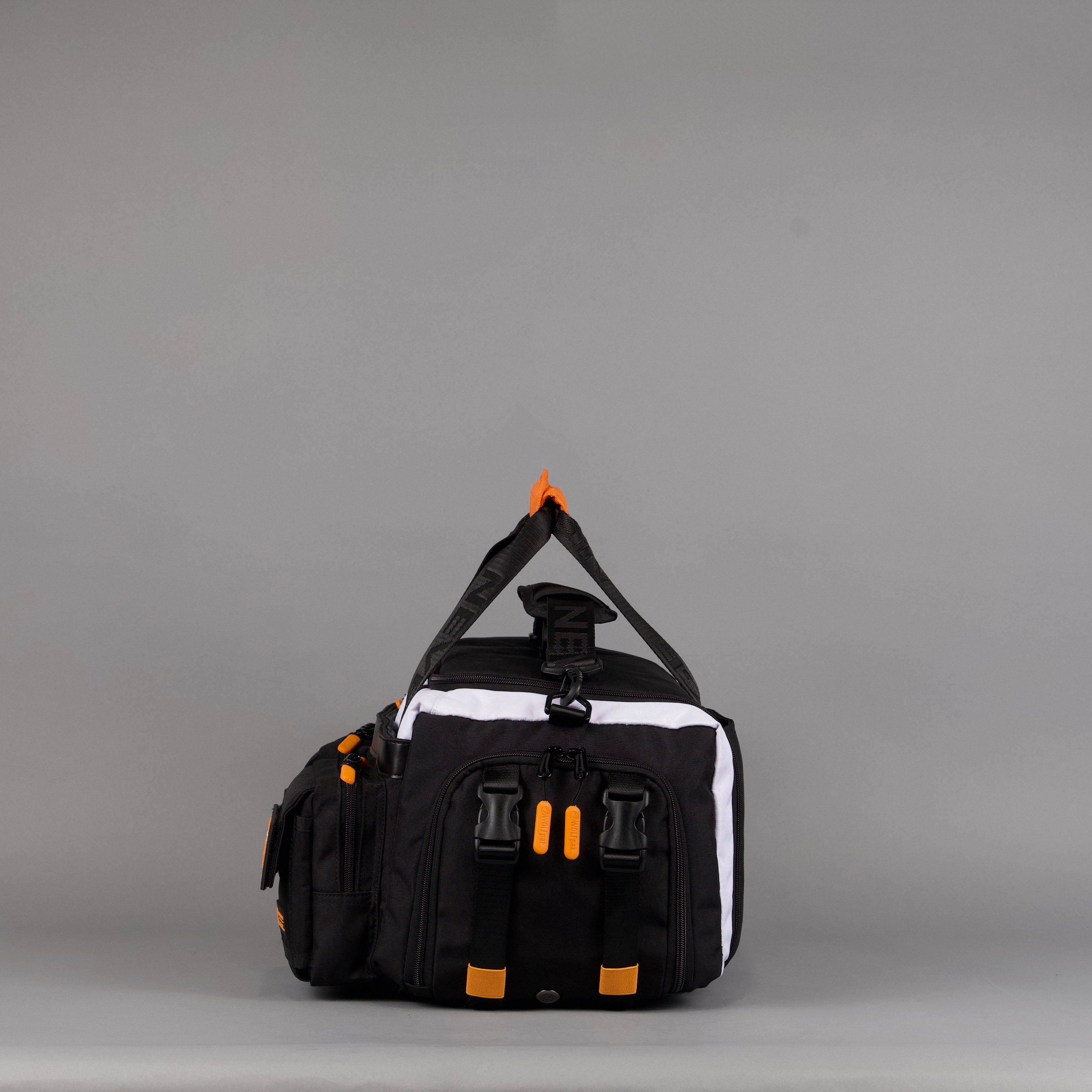 Bolsa de lona Ultimate de 30 L en negro Alpha con detalles en naranja y blanco