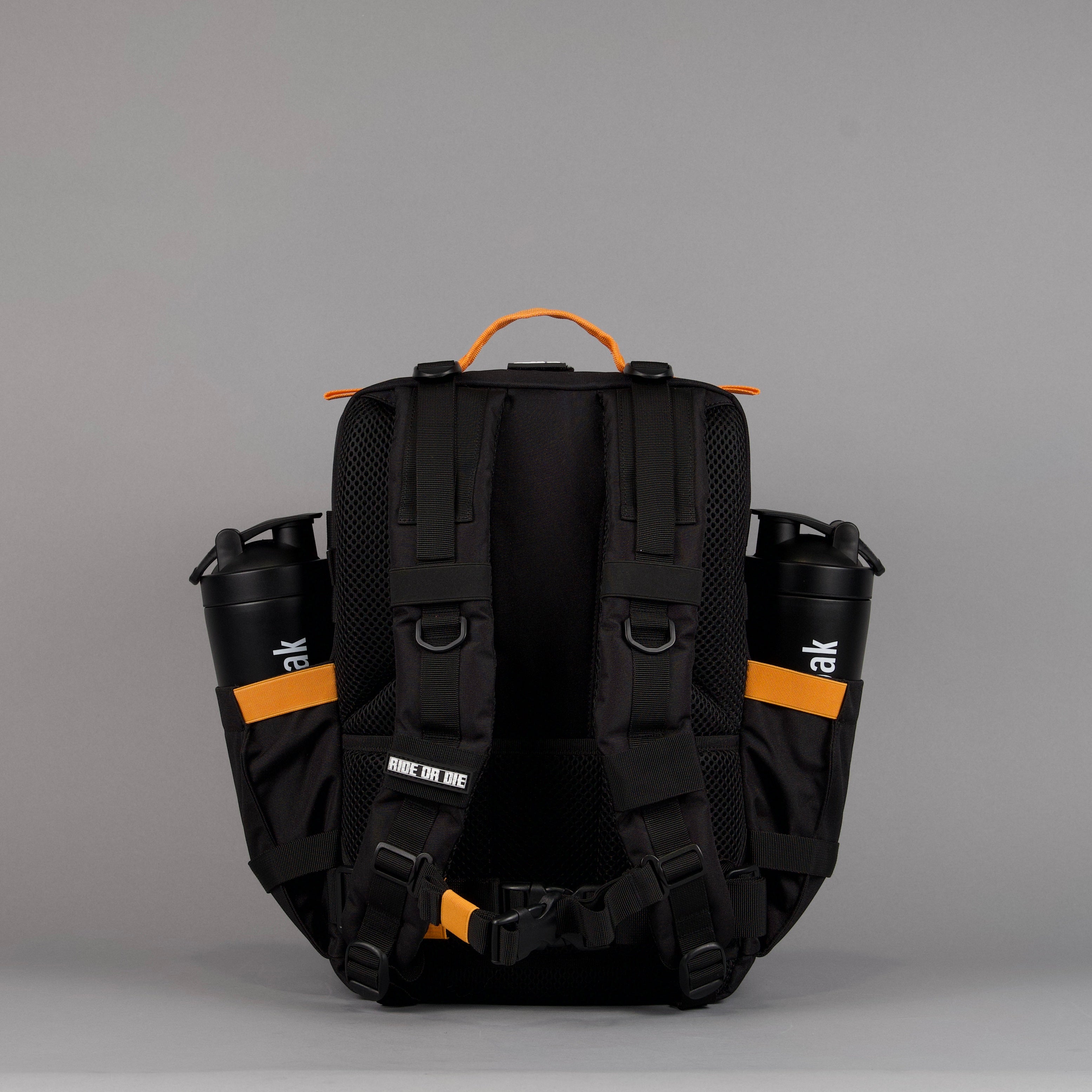 Mochila Alpha de 35 litros en negro con detalles en naranja y blanco