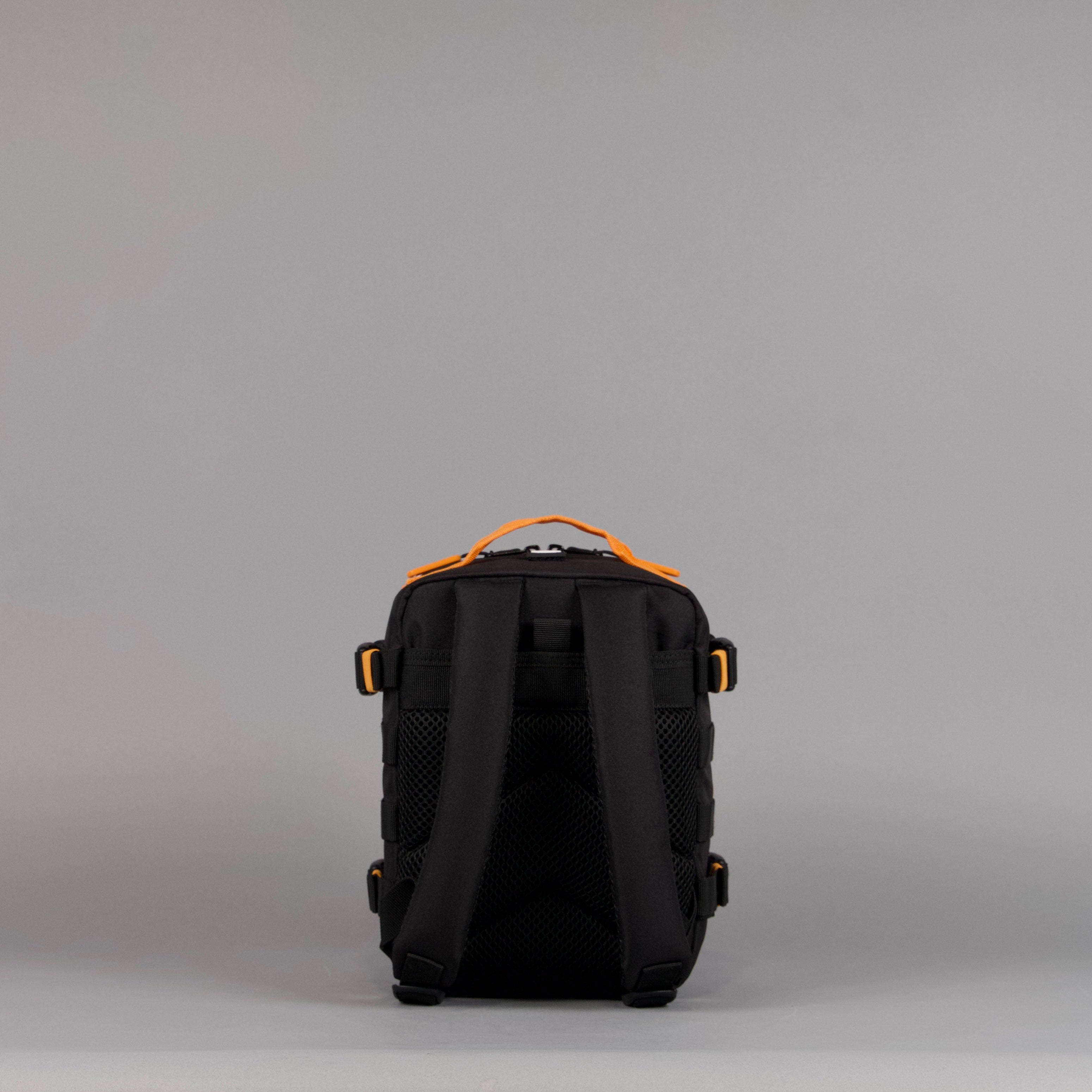 Mochila de 9 litros Mini Alpha negra con detalles en naranja y blanco