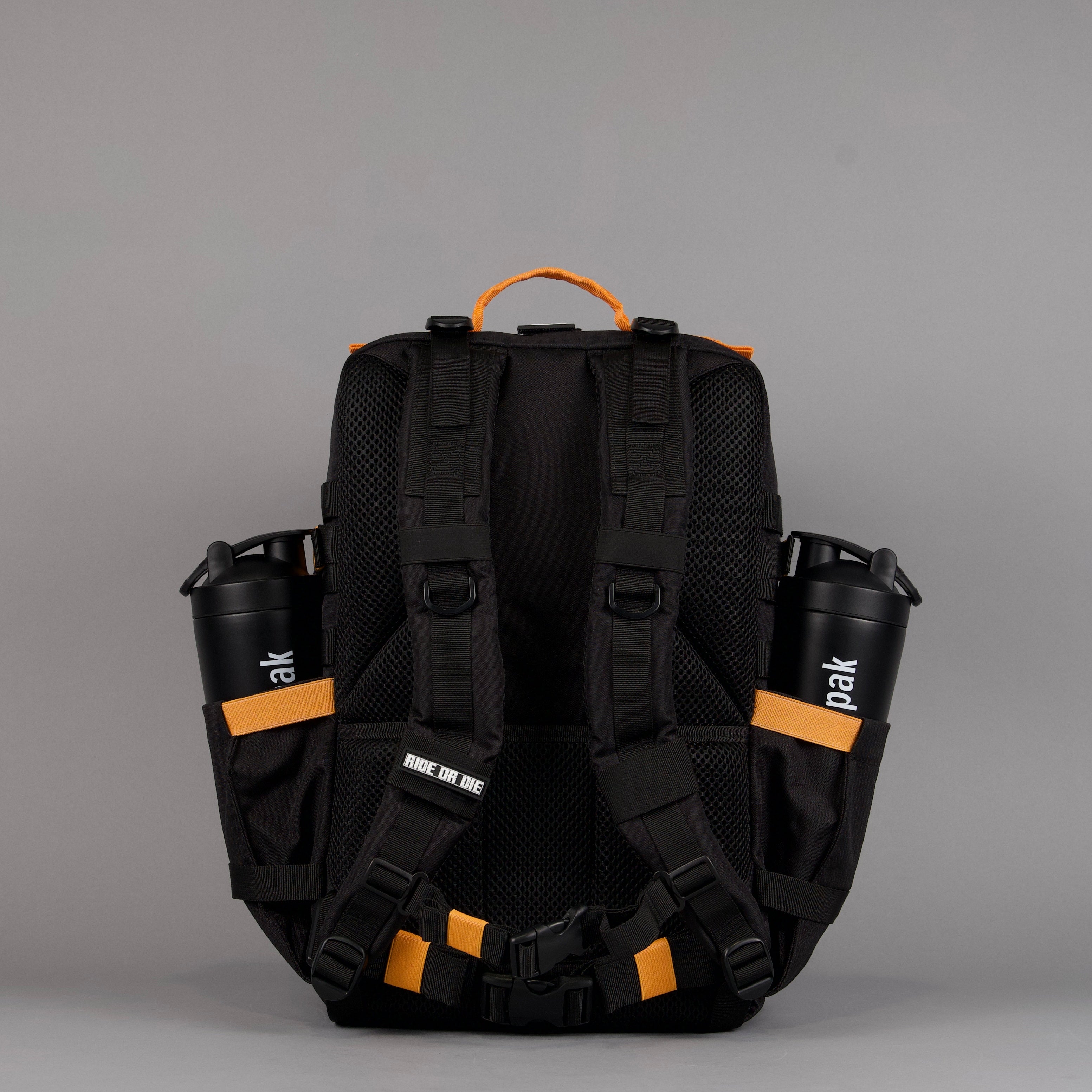 Mochila Alpha de 45 litros en negro con detalles en naranja y blanco