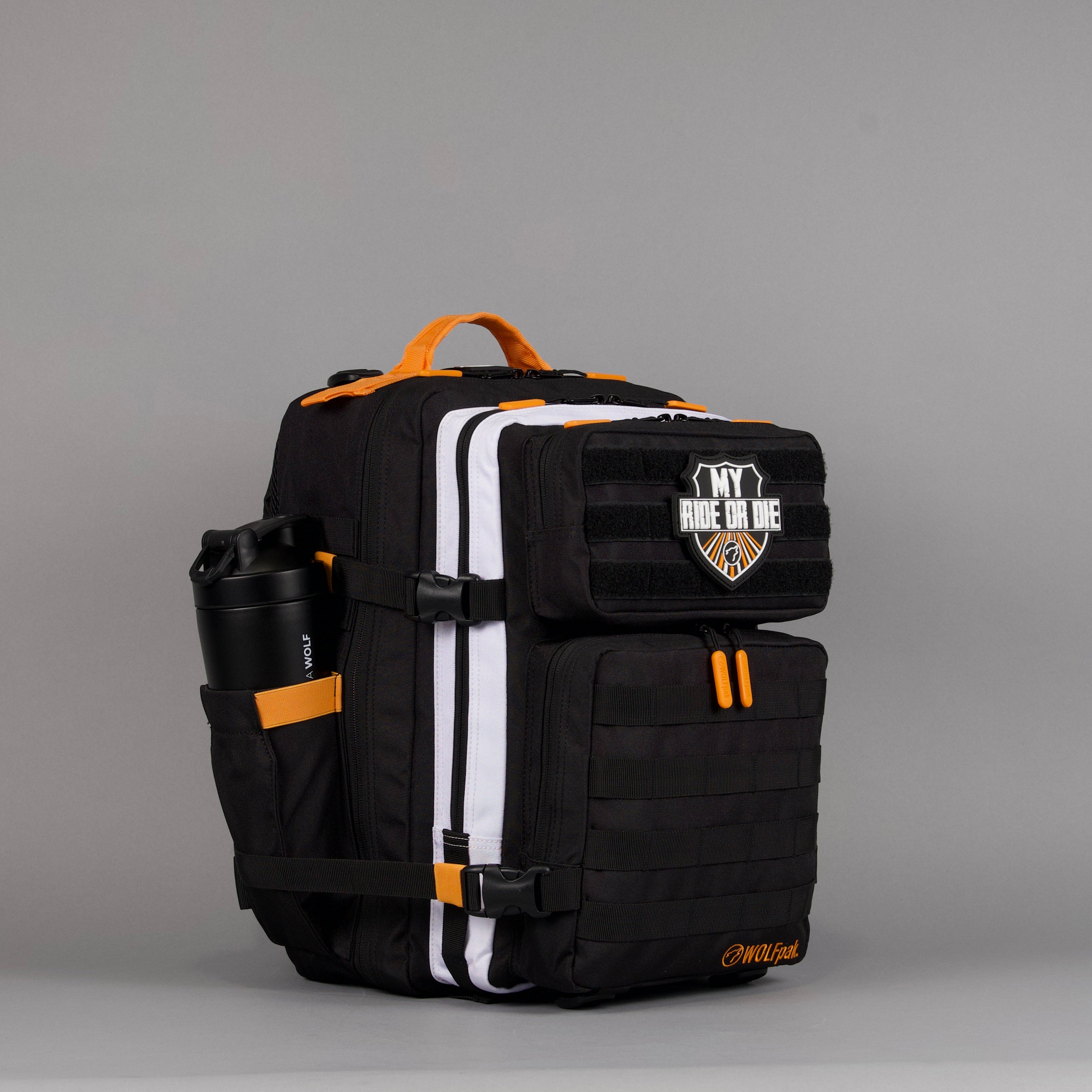 Mochila Alpha de 35 litros en negro con detalles en naranja y blanco