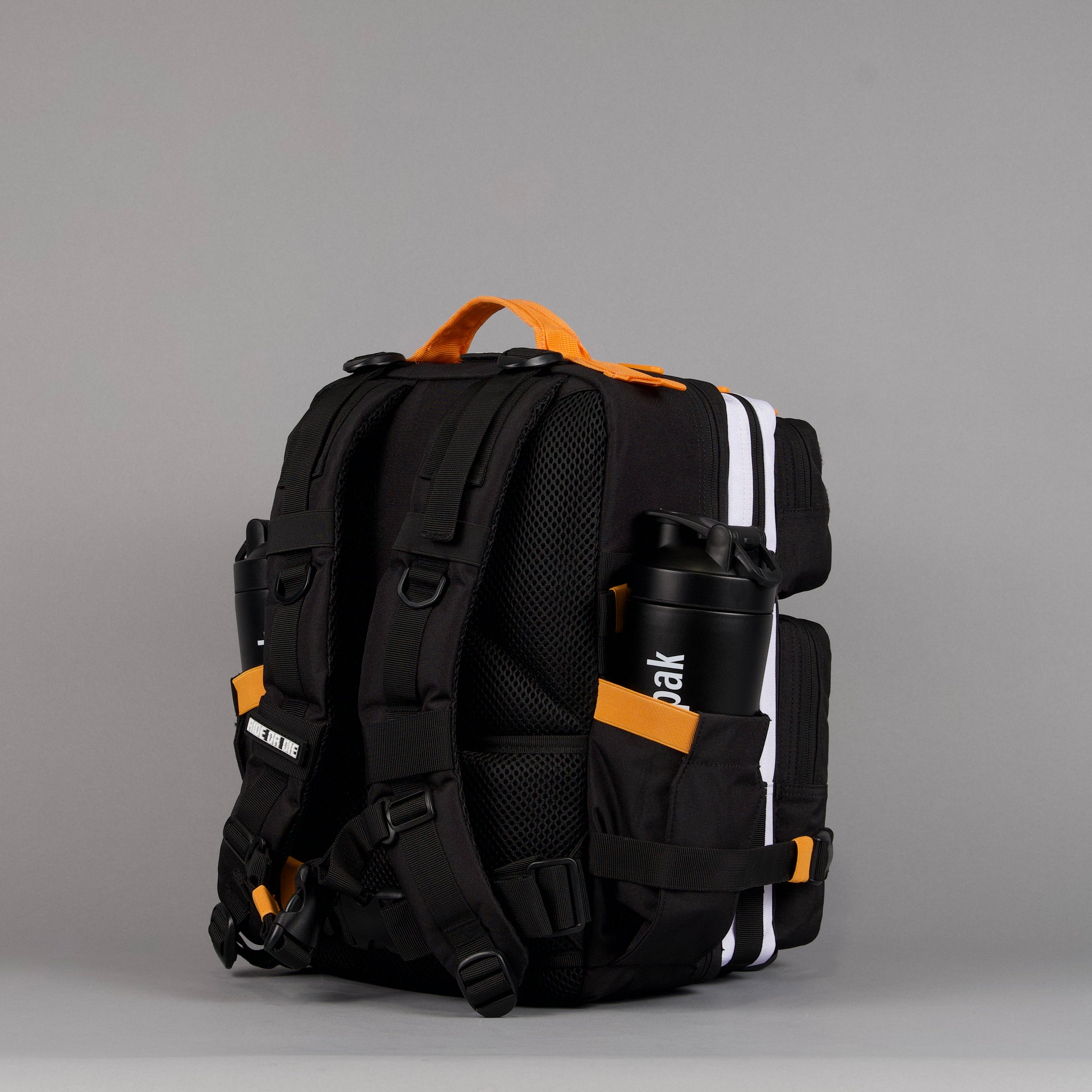 Mochila de 25 L Alpha Black con detalles en naranja y blanco 