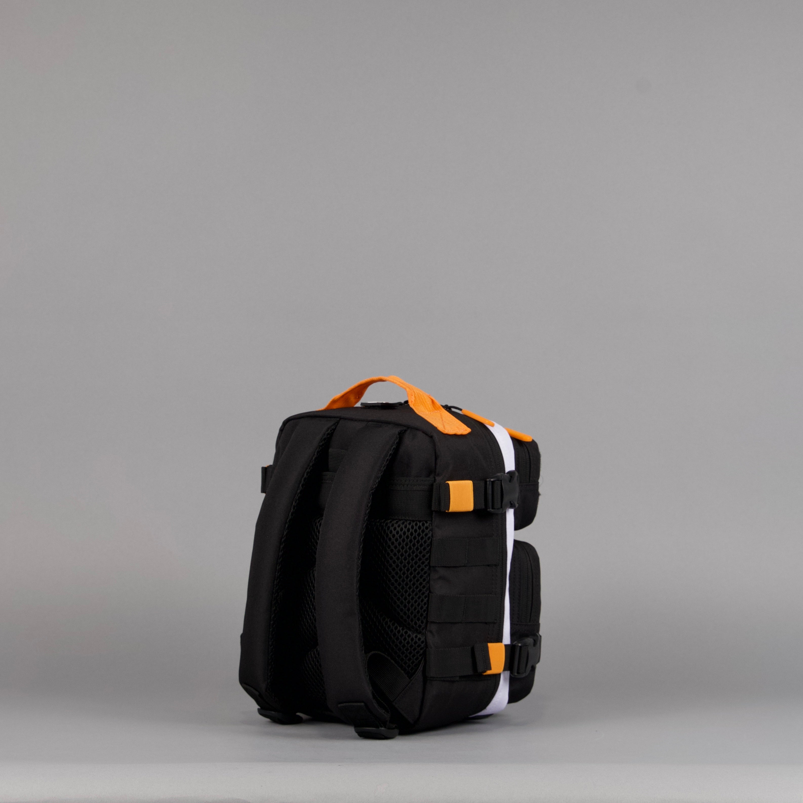 Mochila de 9 litros Mini Alpha negra con detalles en naranja y blanco