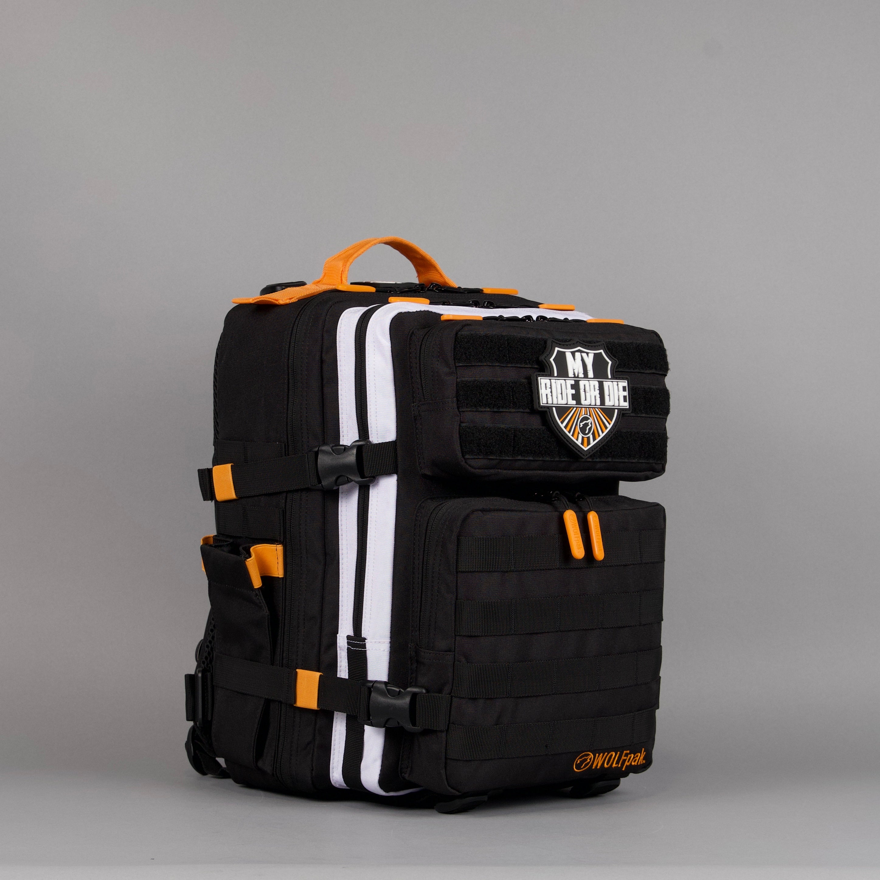 Mochila de 25 L Alpha Black con detalles en naranja y blanco 