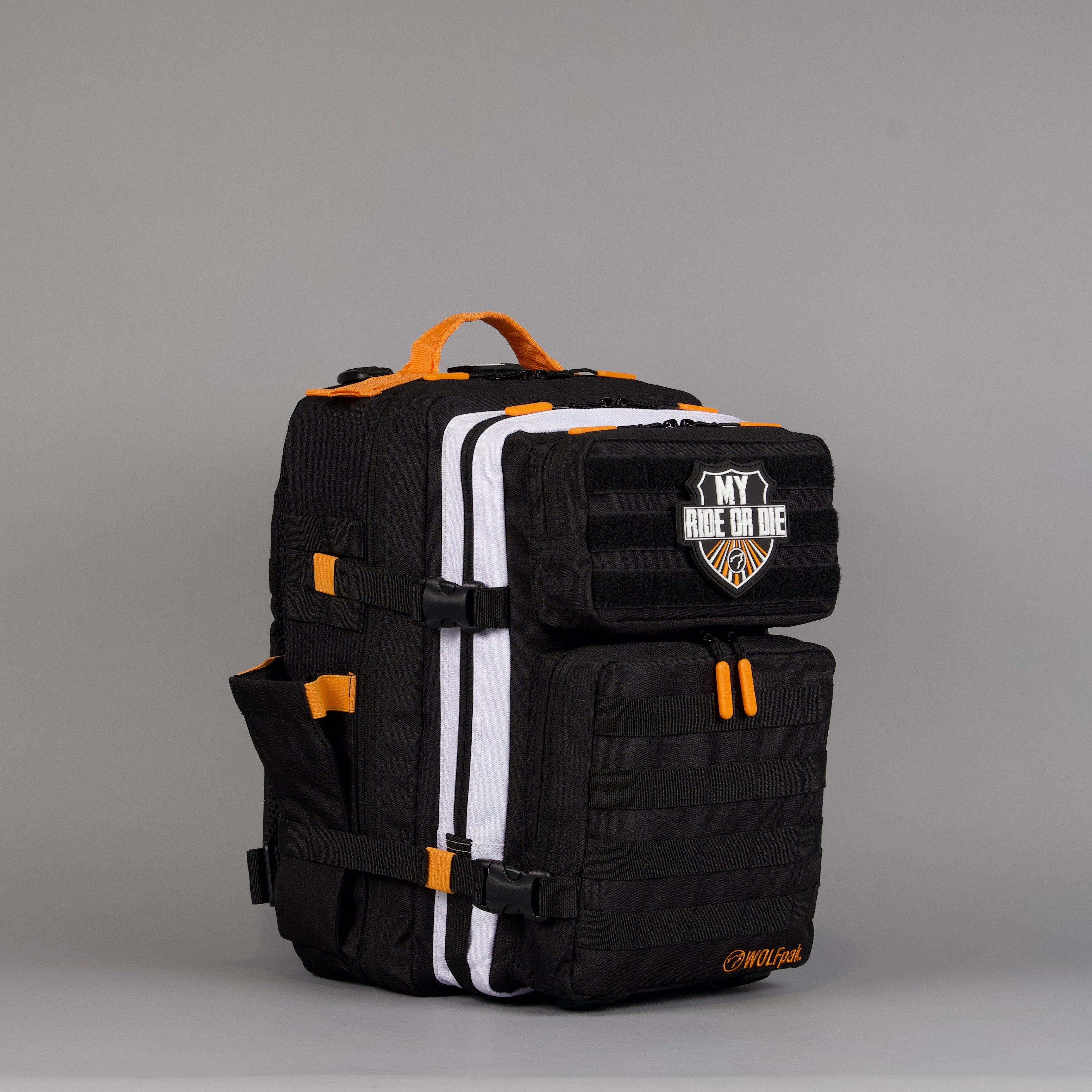 Mochila Alpha de 35 litros en negro con detalles en naranja y blanco