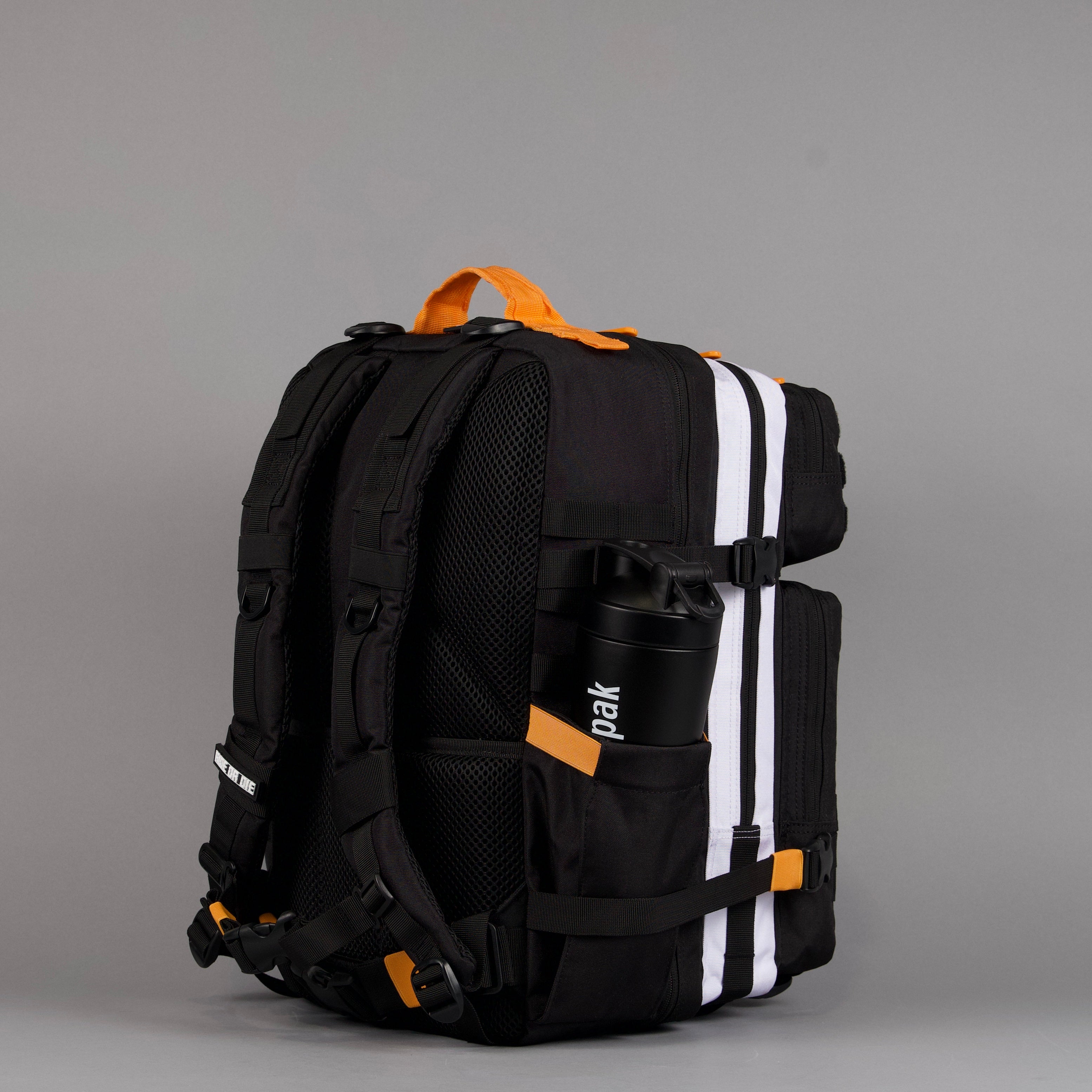 Mochila Alpha de 45 litros en negro con detalles en naranja y blanco