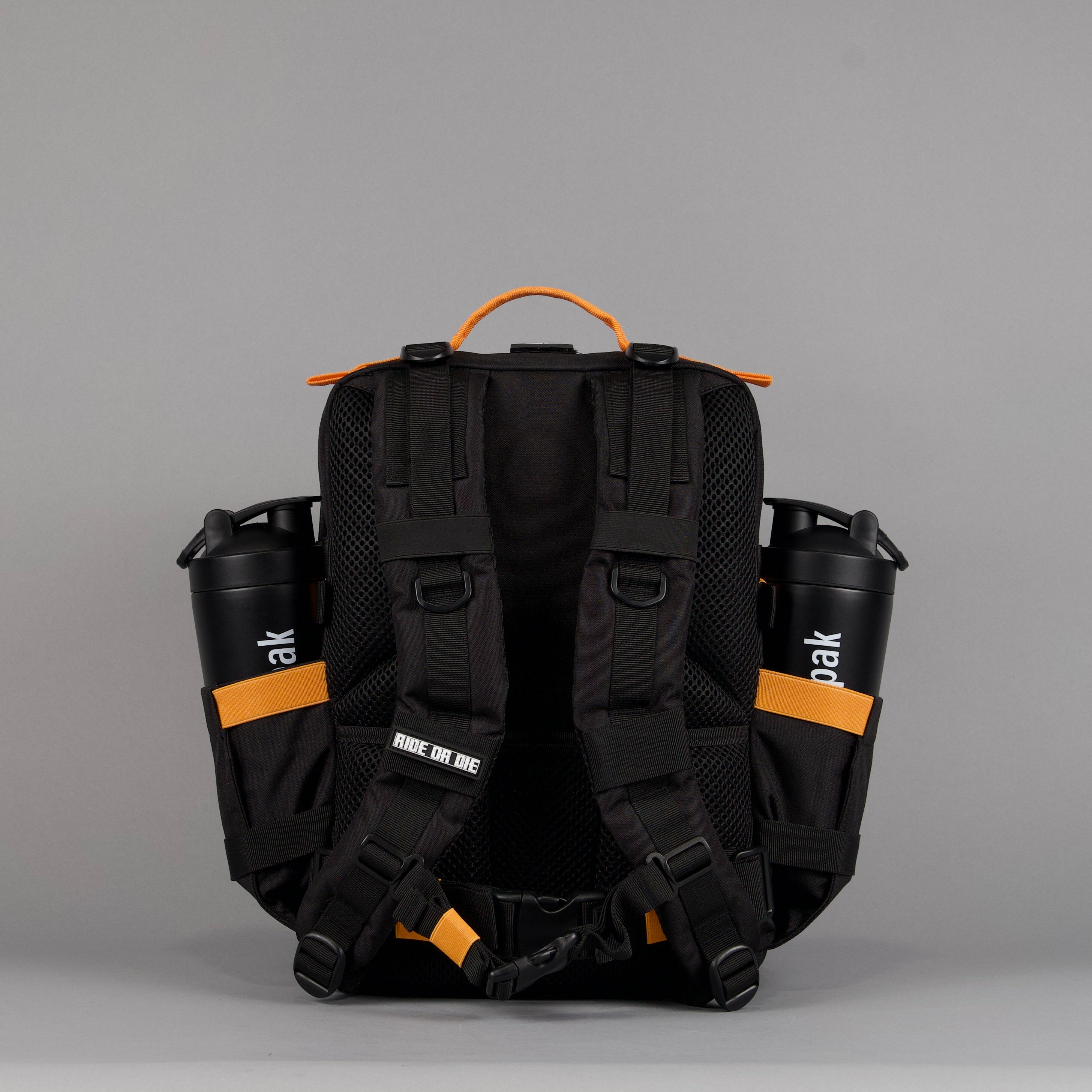 Mochila de 25 L Alpha Black con detalles en naranja y blanco 