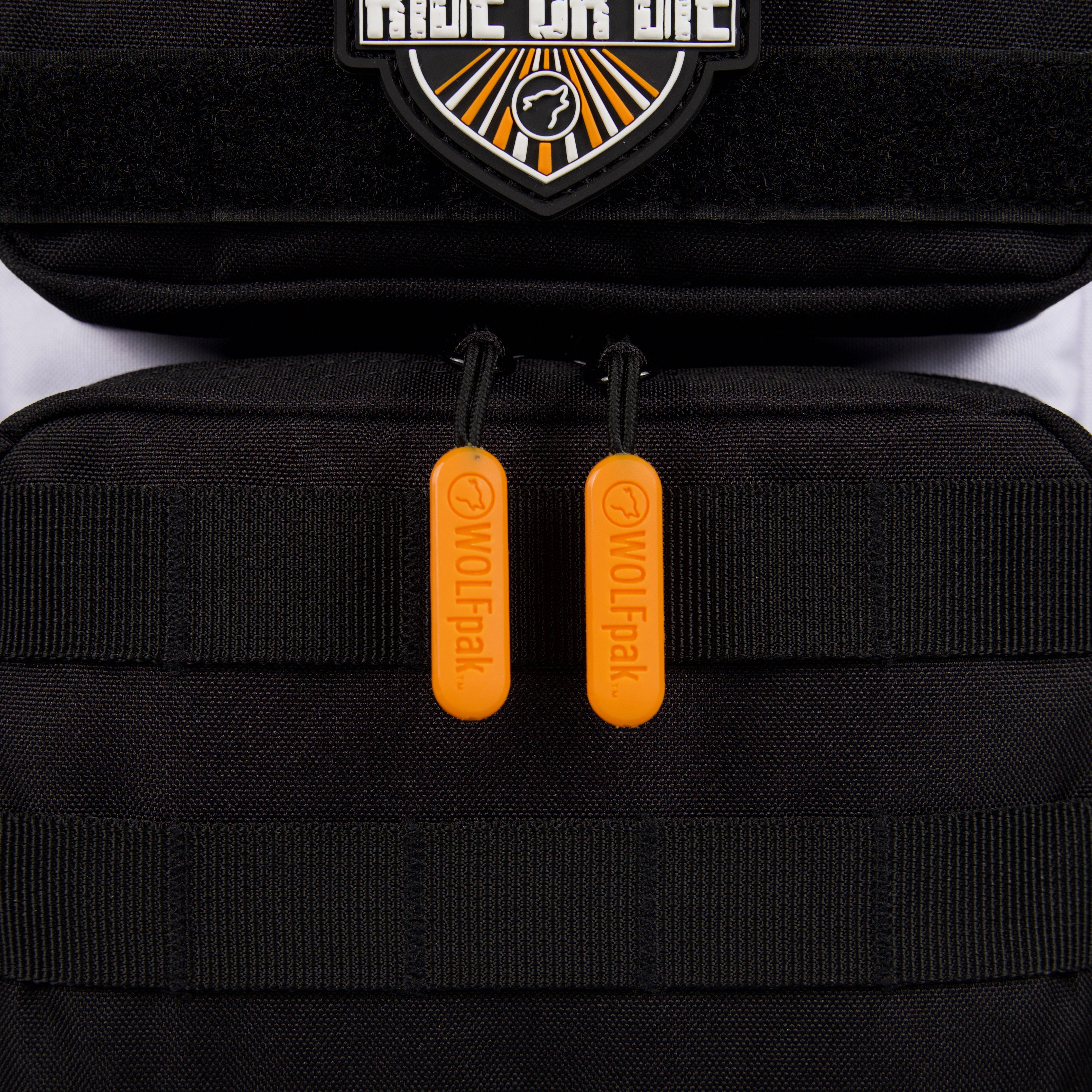 Mochila de 9 litros Mini Alpha negra con detalles en naranja y blanco