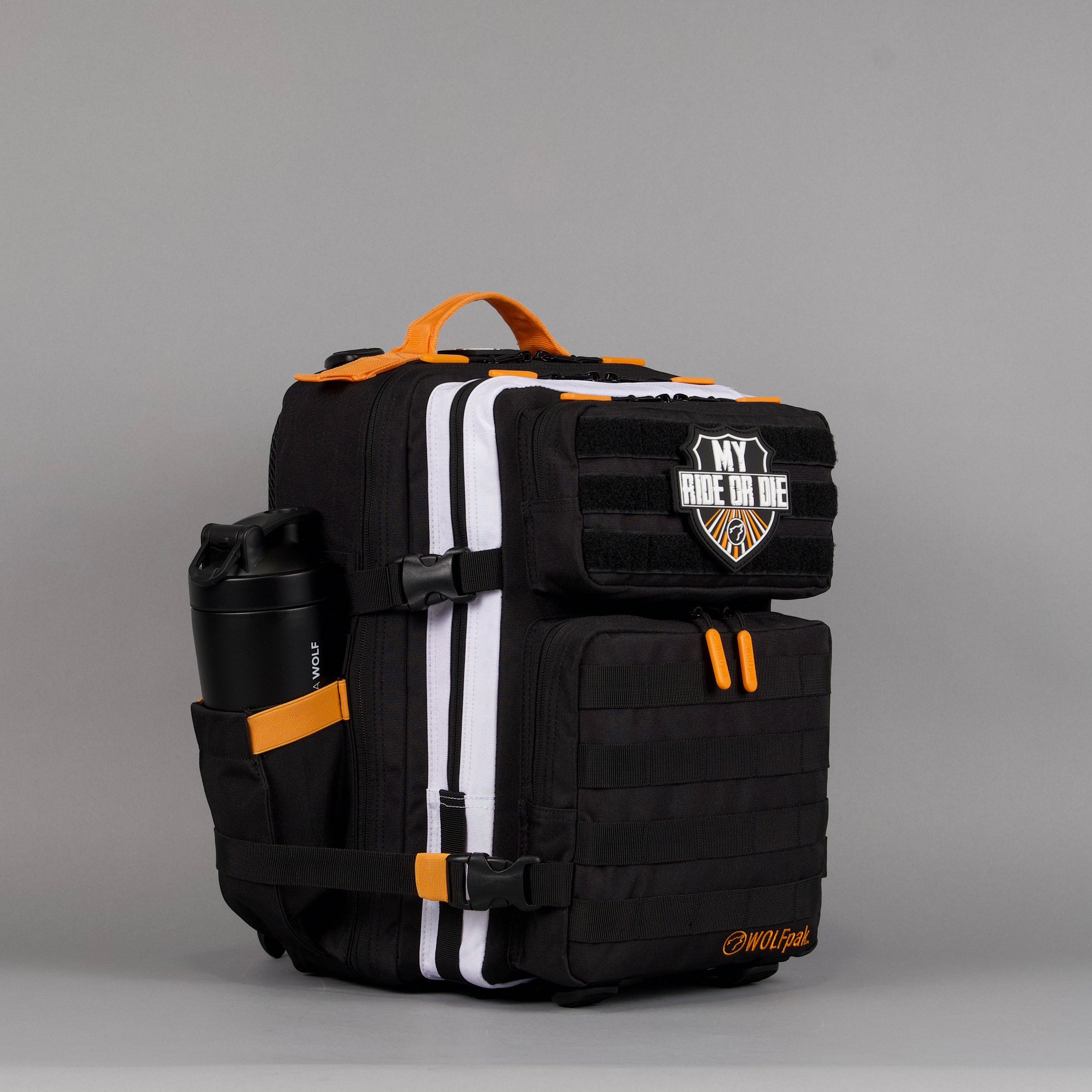 Mochila de 25 L Alpha Black con detalles en naranja y blanco 