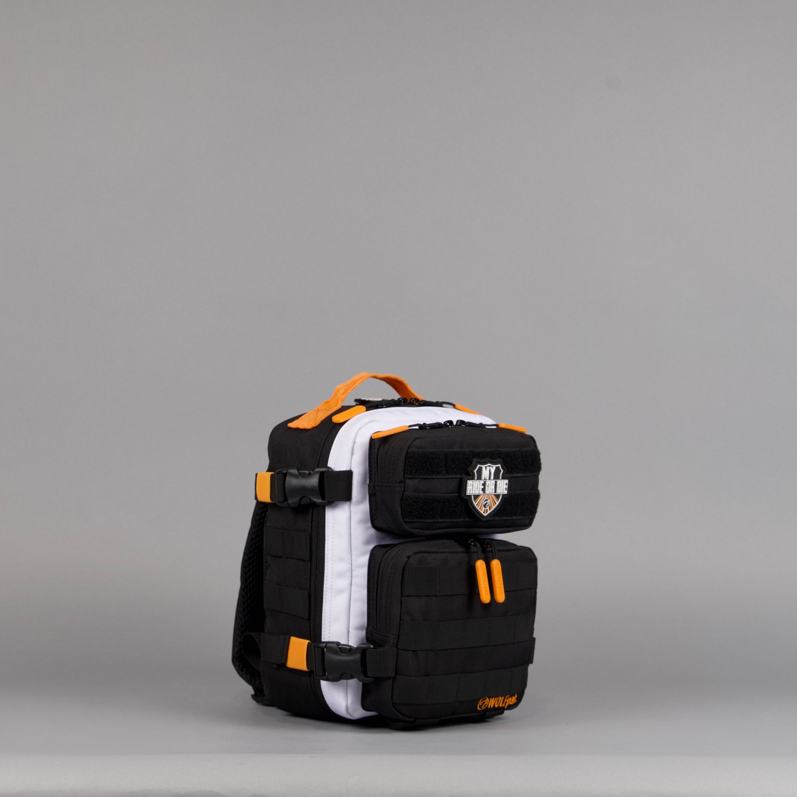 Mochila de 9 litros Mini Alpha negra con detalles en naranja y blanco