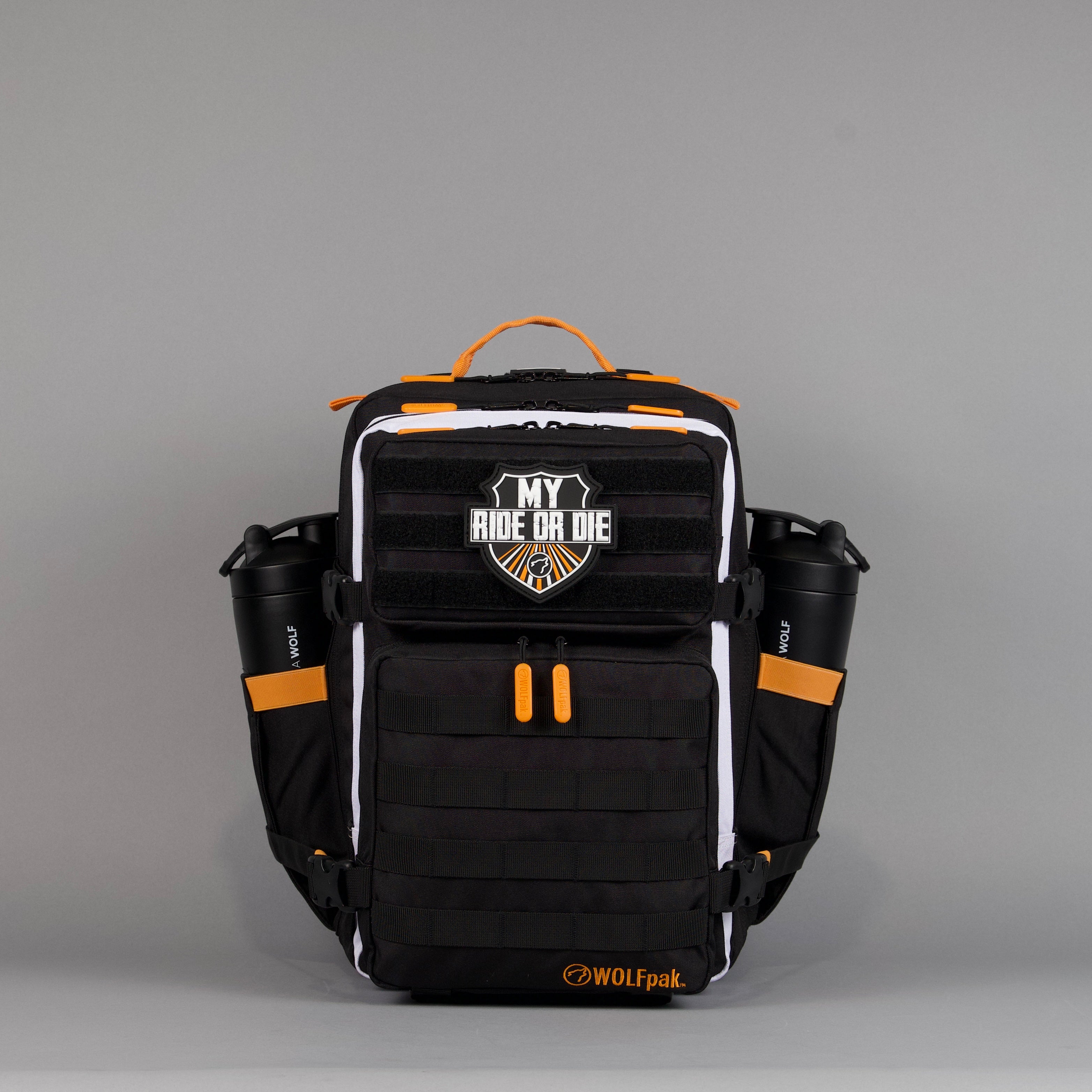 Mochila Alpha de 35 litros en negro con detalles en naranja y blanco