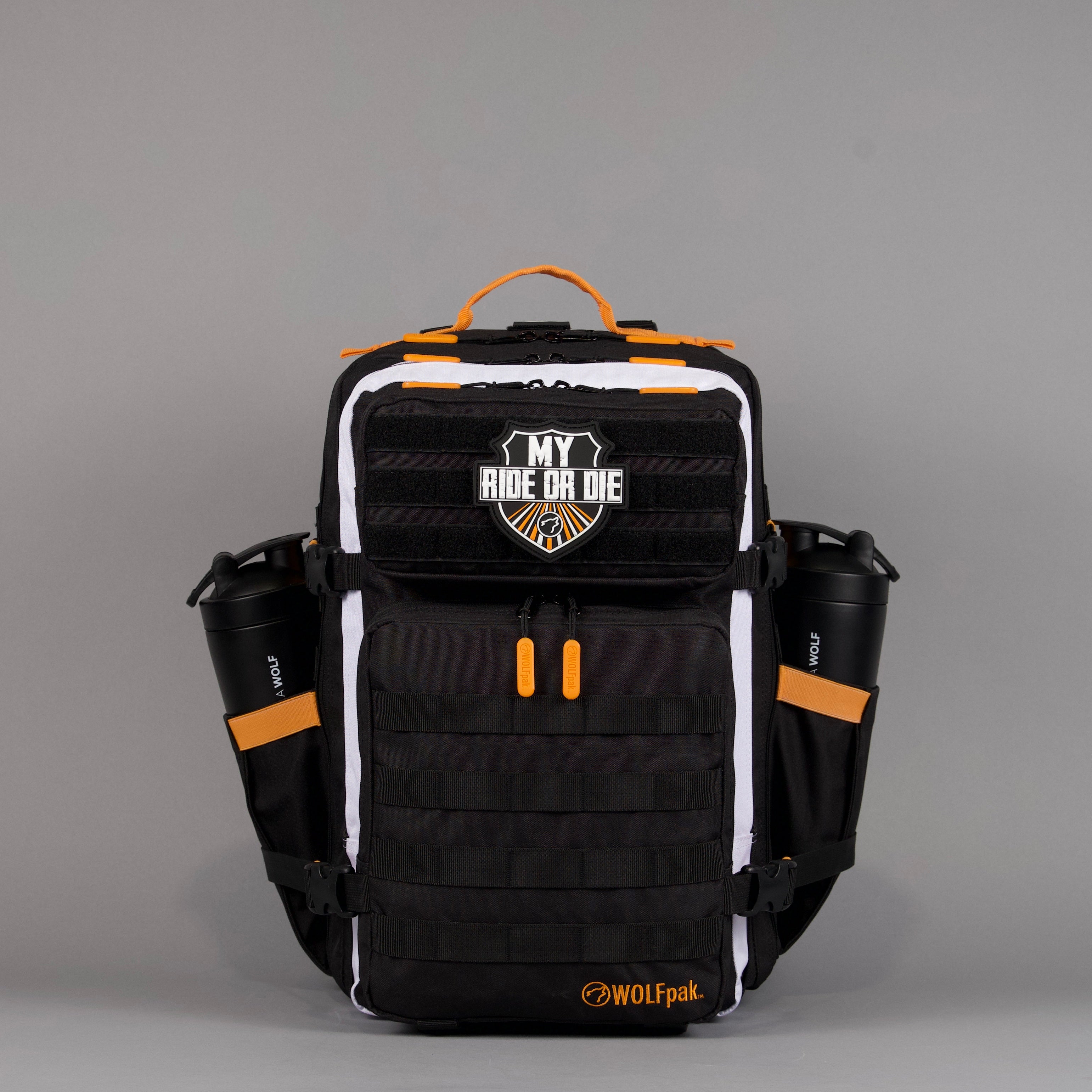 Mochila Alpha de 45 litros en negro con detalles en naranja y blanco