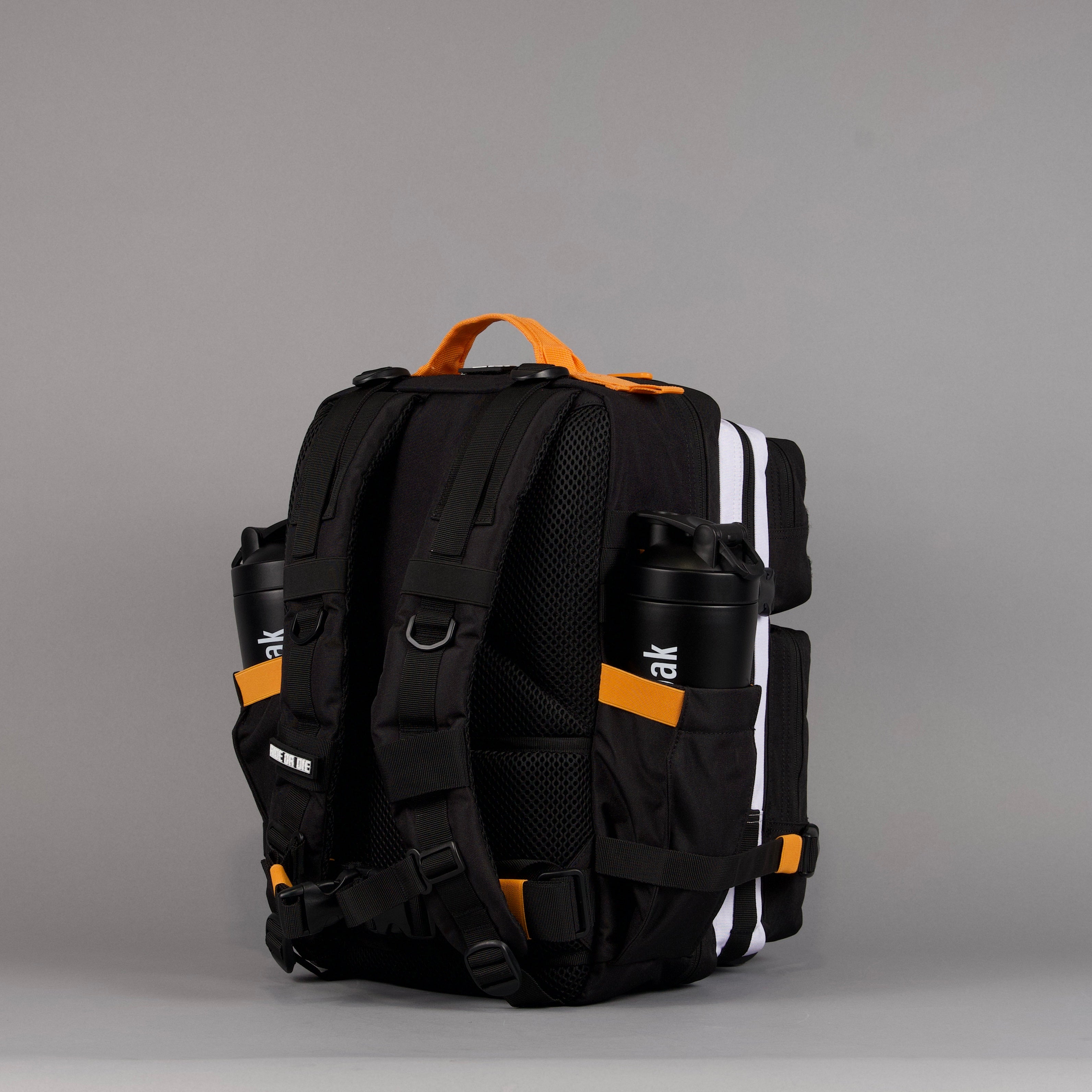 Mochila Alpha de 35 litros en negro con detalles en naranja y blanco