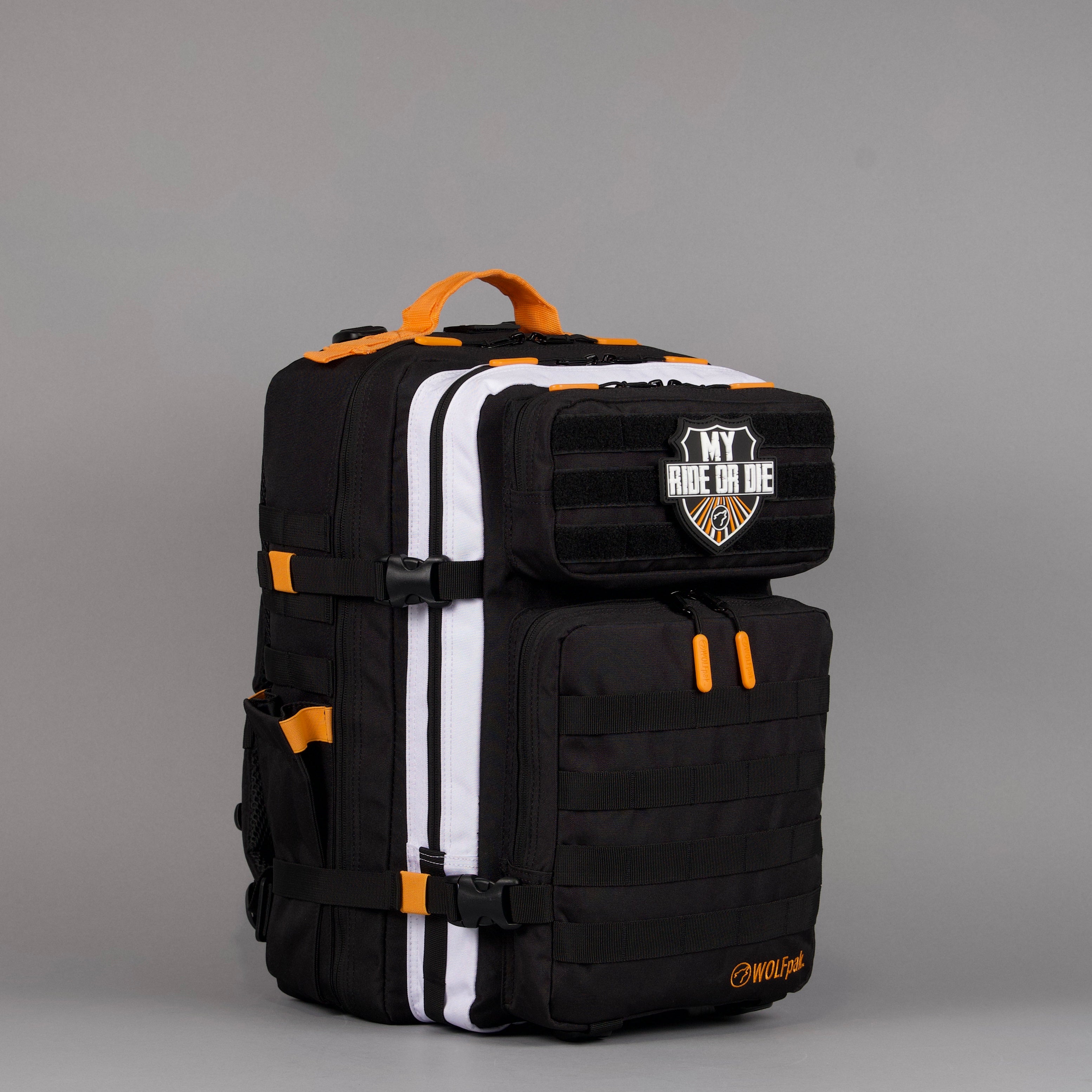 Mochila Alpha de 45 litros en negro con detalles en naranja y blanco