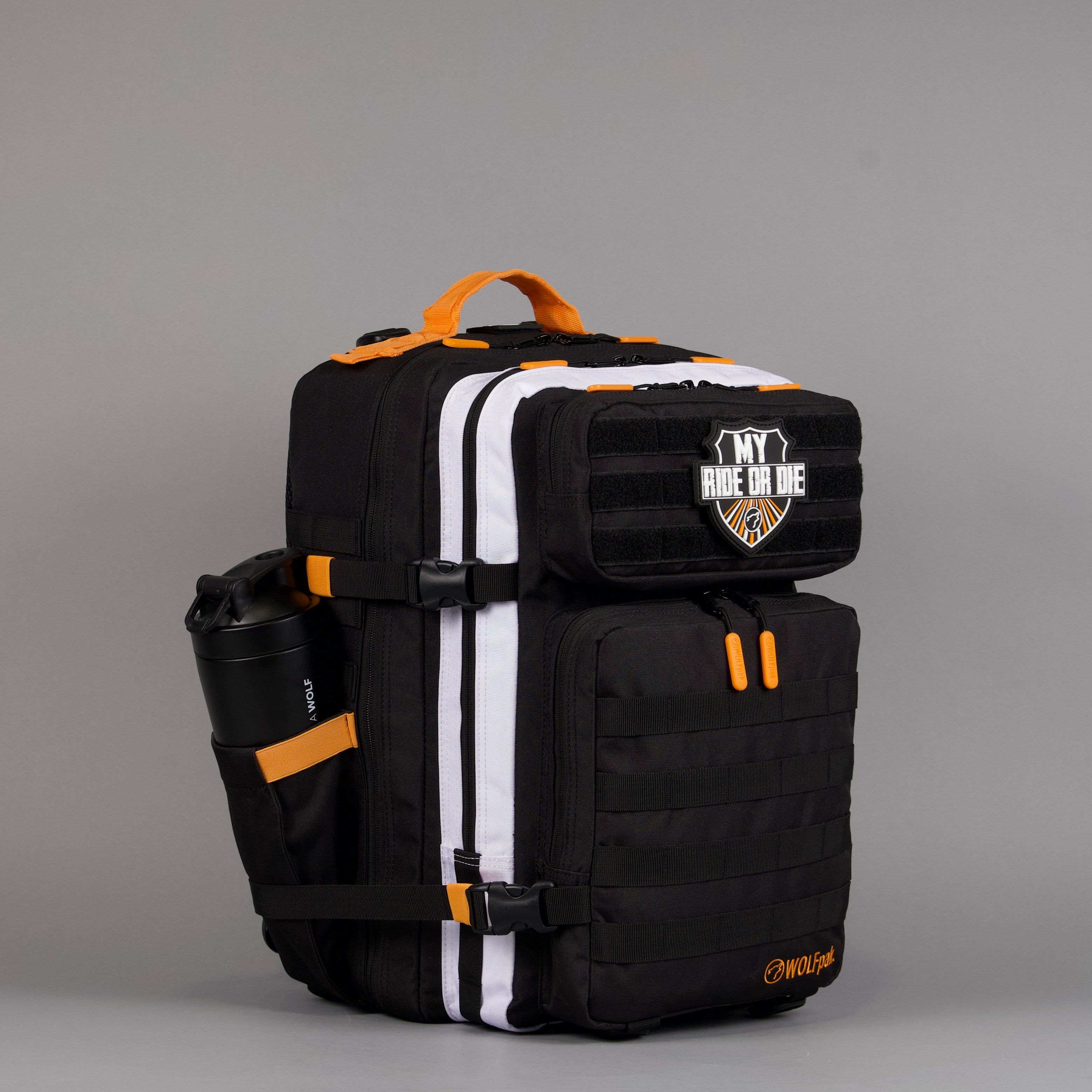 Mochila Alpha de 45 litros en negro con detalles en naranja y blanco